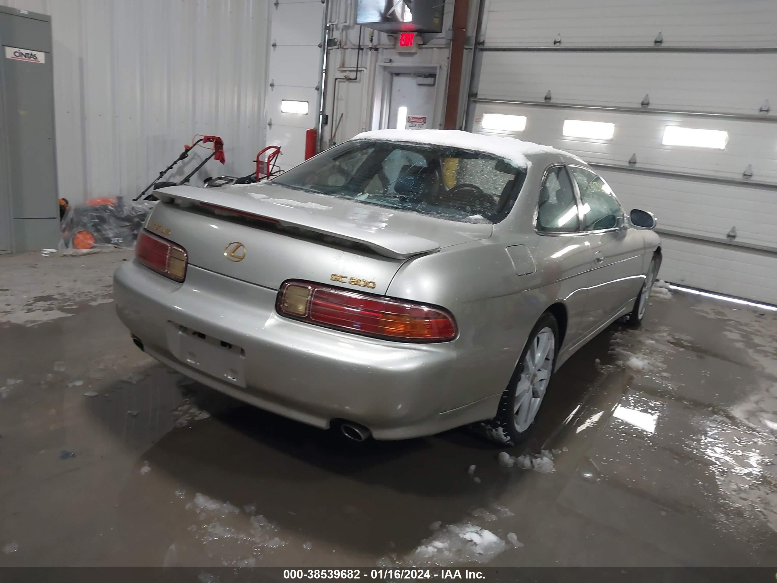 Photo 3 VIN: JT8CD32Z2Y1006742 - LEXUS SC 