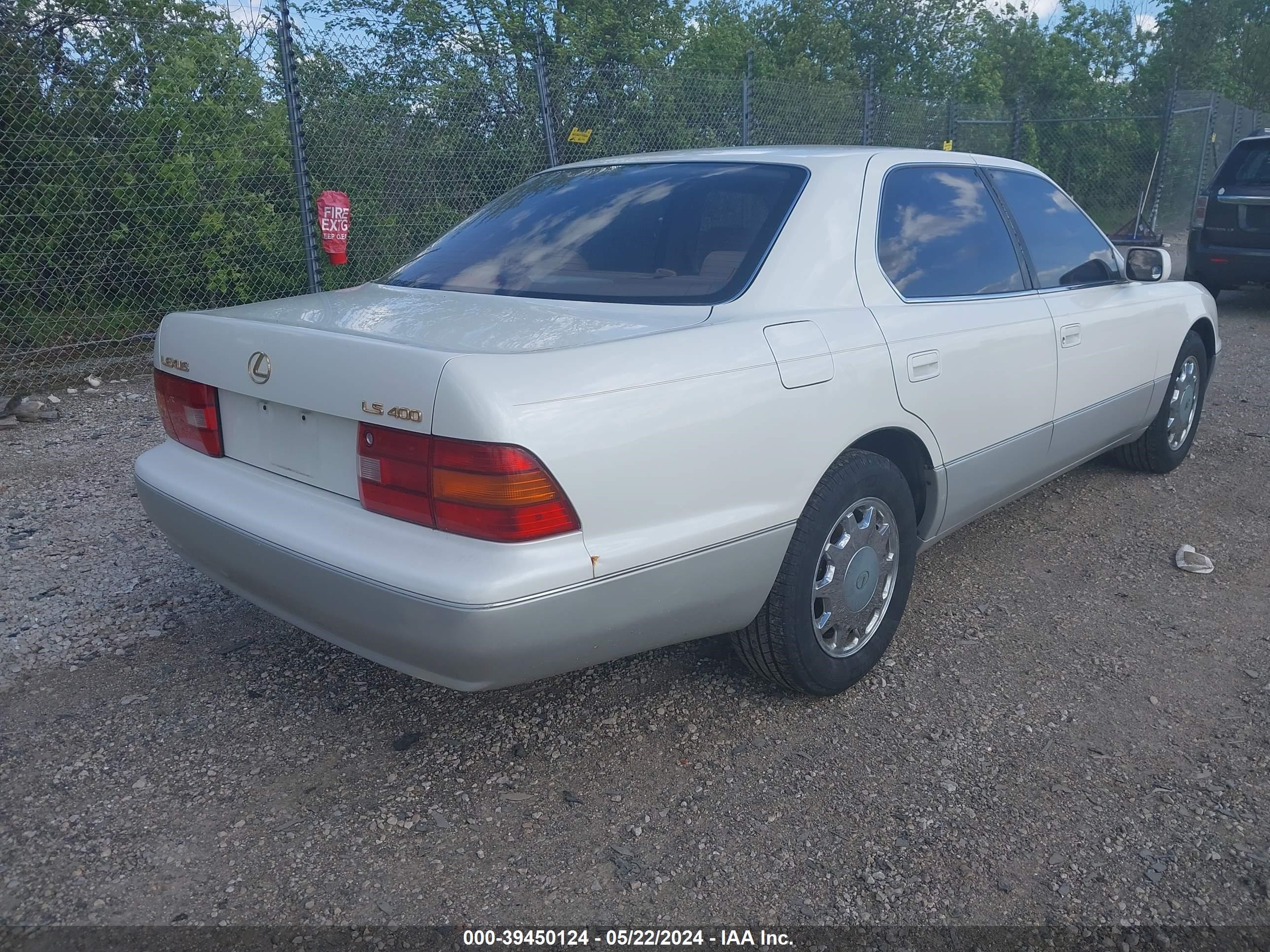 Photo 3 VIN: JT8UF22E4S0035226 - LEXUS LS 