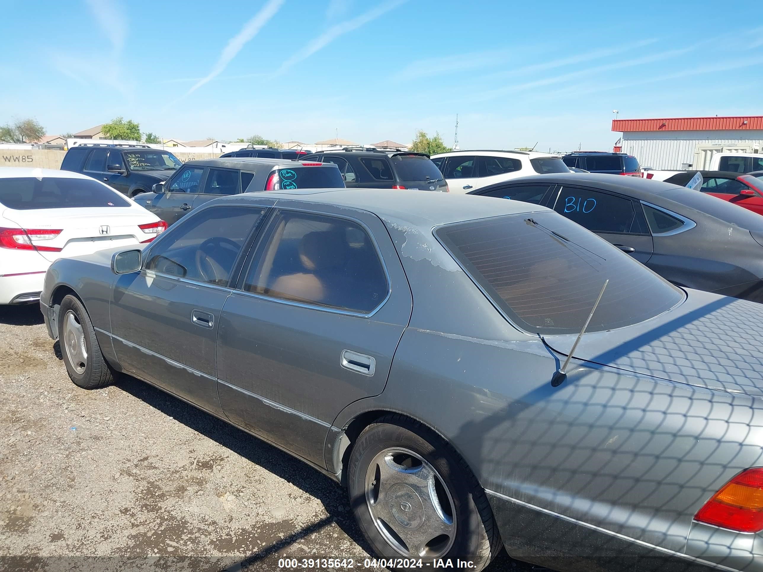 Photo 2 VIN: JT8UF22E8S0028411 - LEXUS LS 