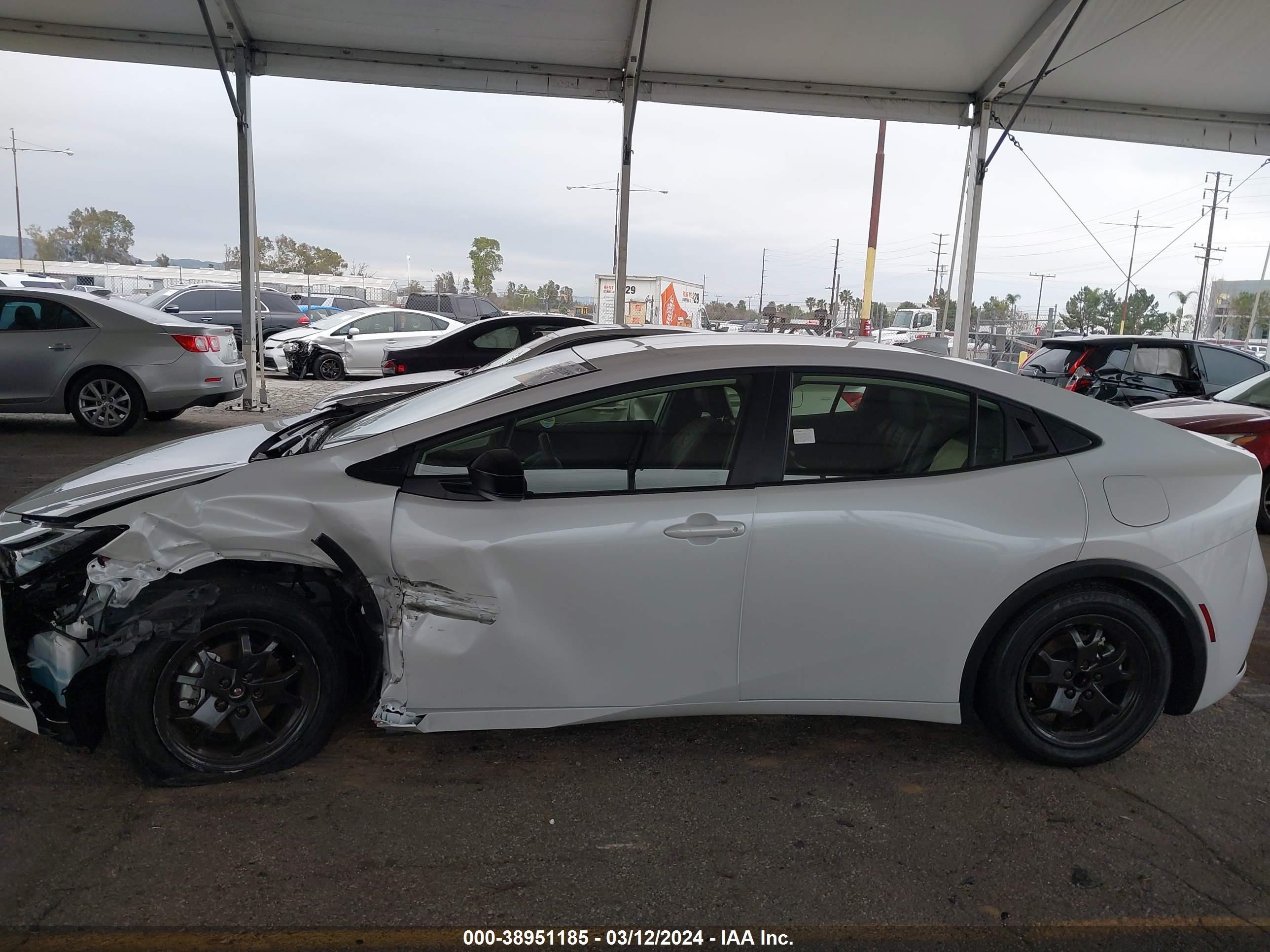 Photo 13 VIN: JTDACAAU9R3018558 - TOYOTA PRIUS 