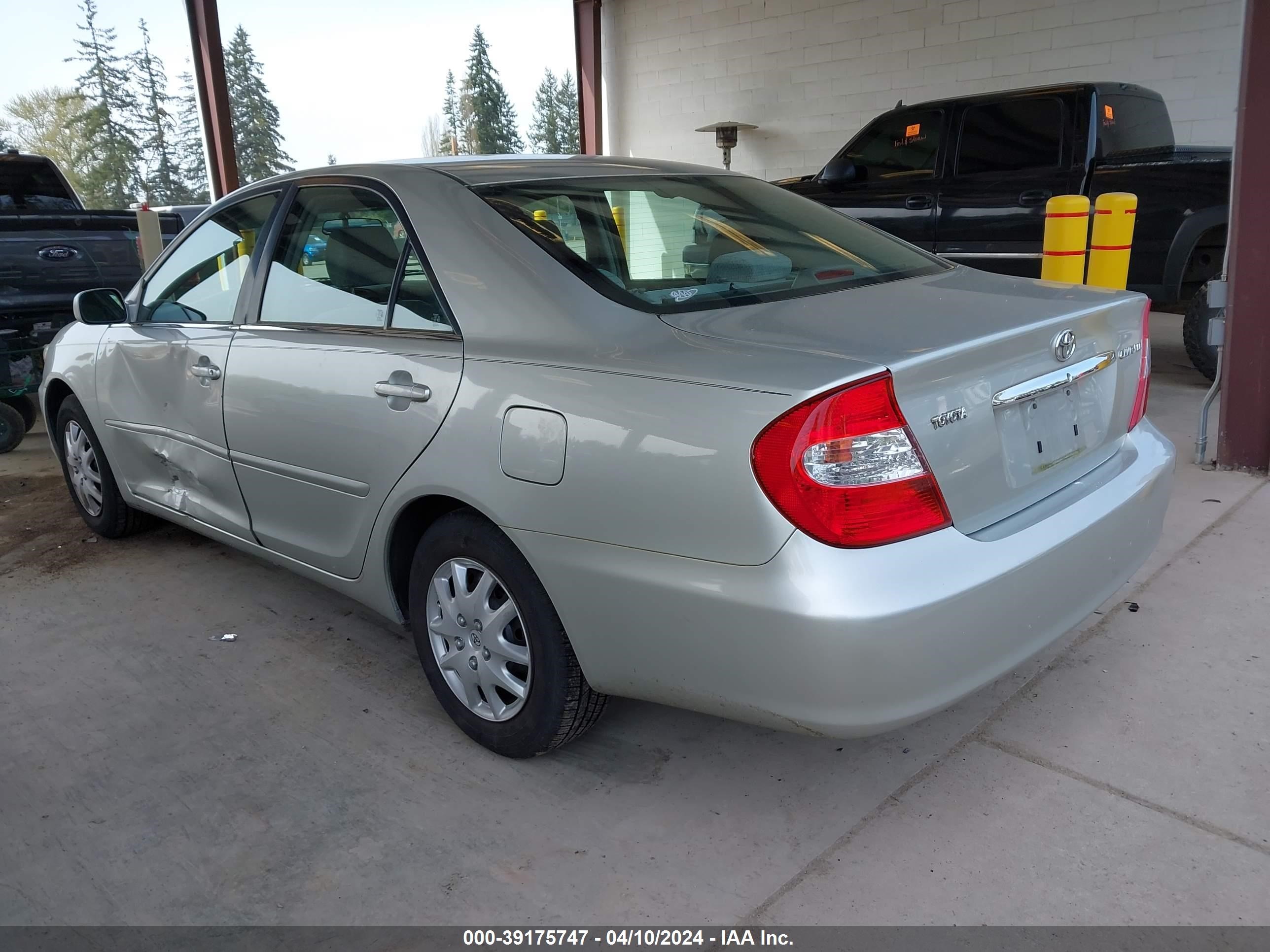 Photo 2 VIN: JTDBE32K220027214 - TOYOTA CAMRY 