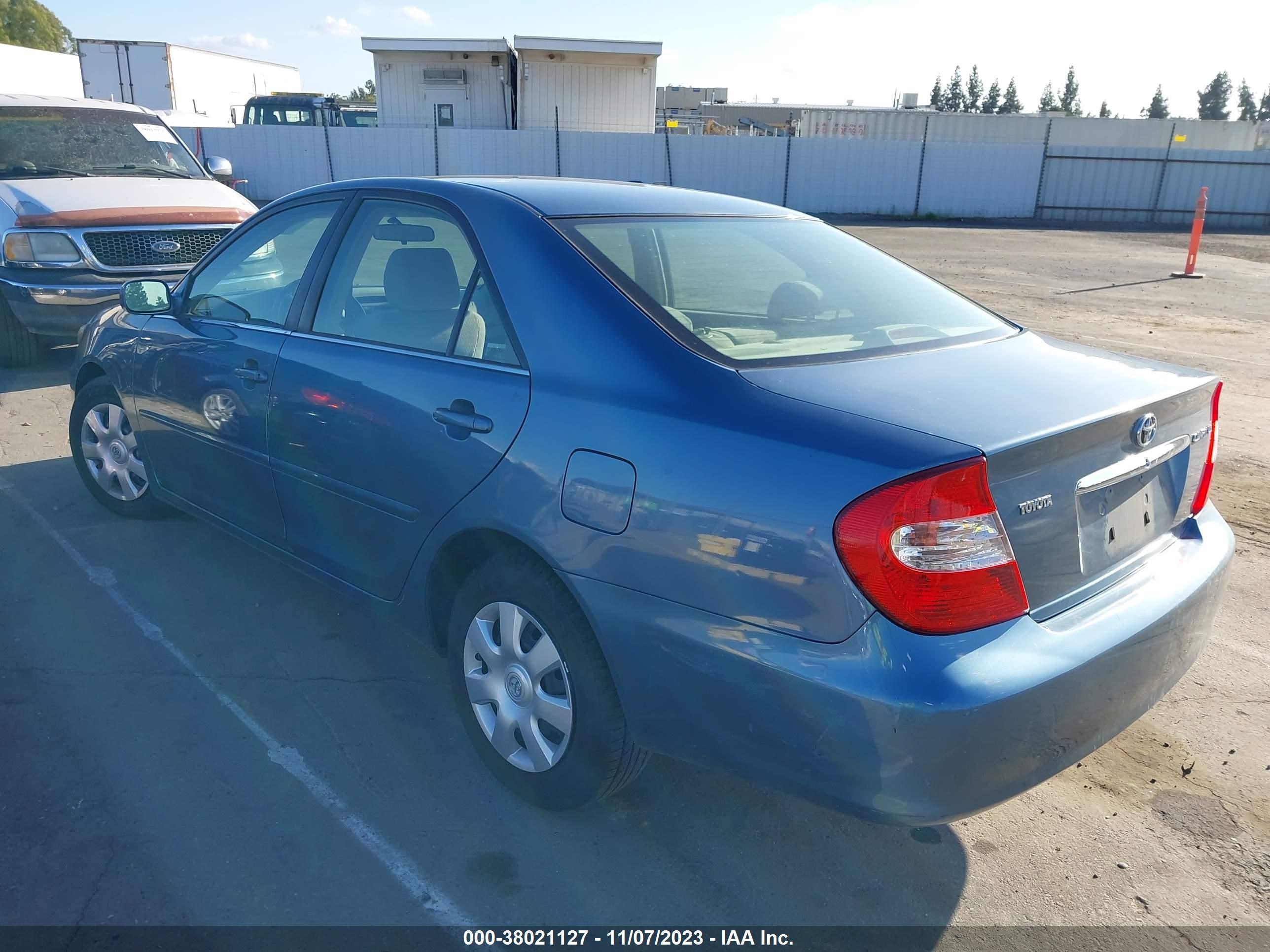 Photo 2 VIN: JTDBE32K520114993 - TOYOTA CAMRY 