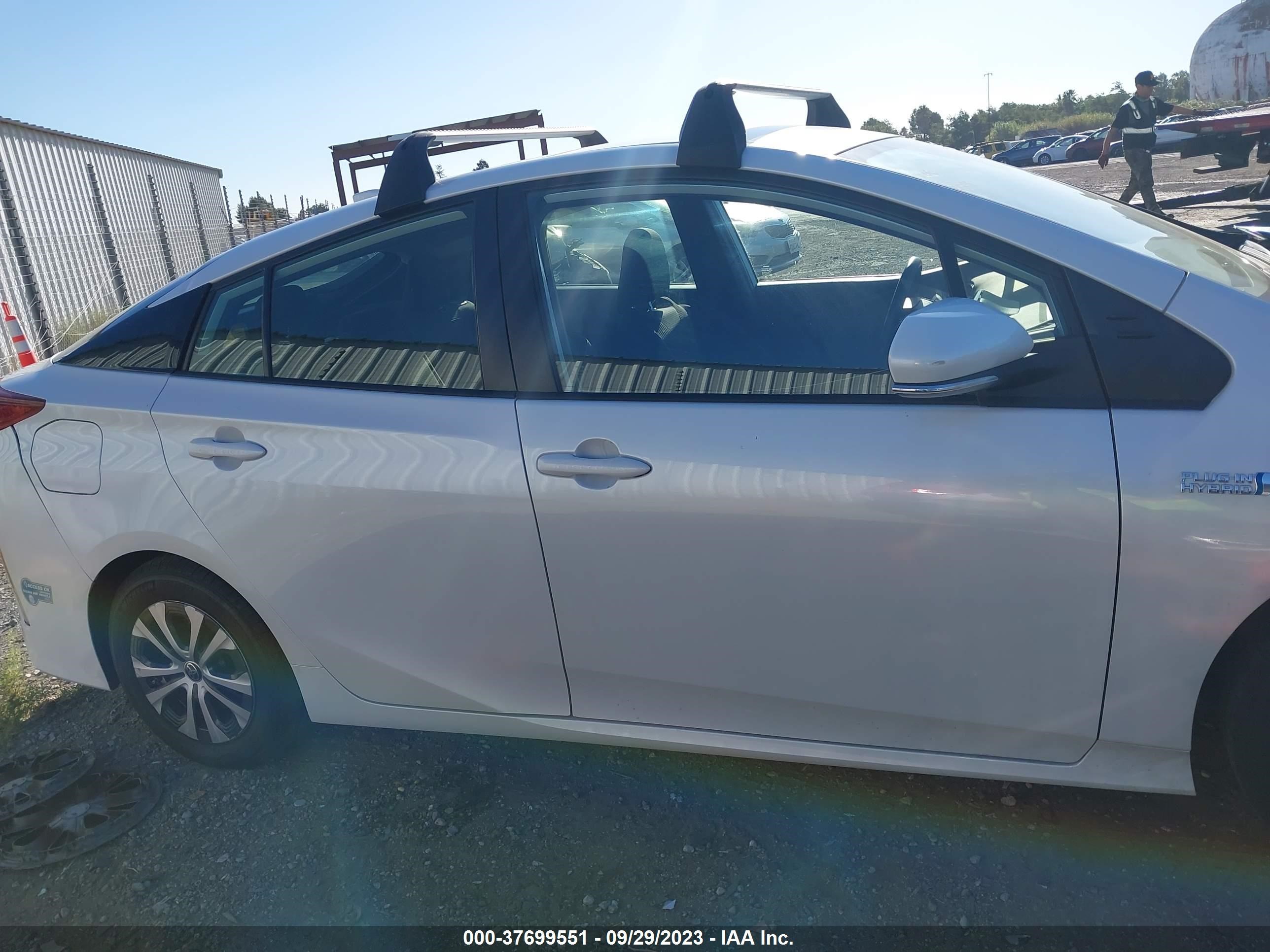 Photo 12 VIN: JTDKAMFP2M3168857 - TOYOTA PRIUS 