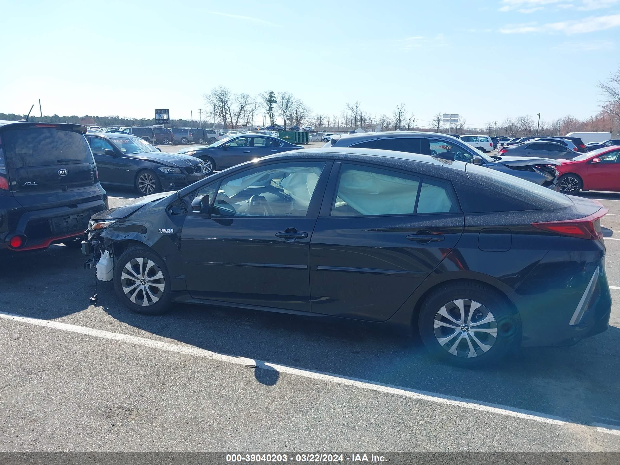 Photo 13 VIN: JTDKAMFP7N3210327 - TOYOTA PRIUS 