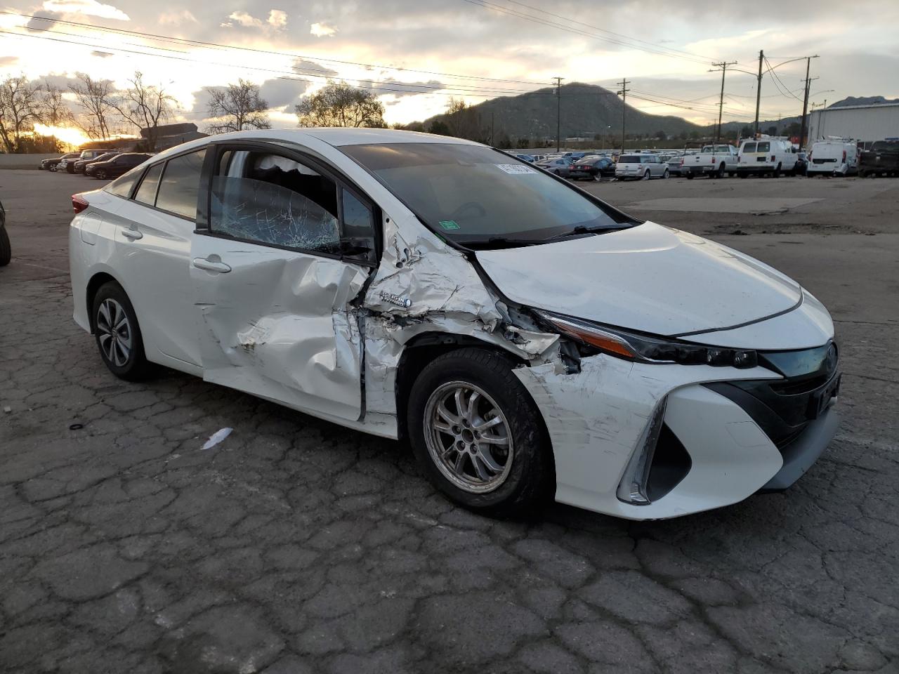 Photo 3 VIN: JTDKARFP0J3102431 - TOYOTA PRIUS 