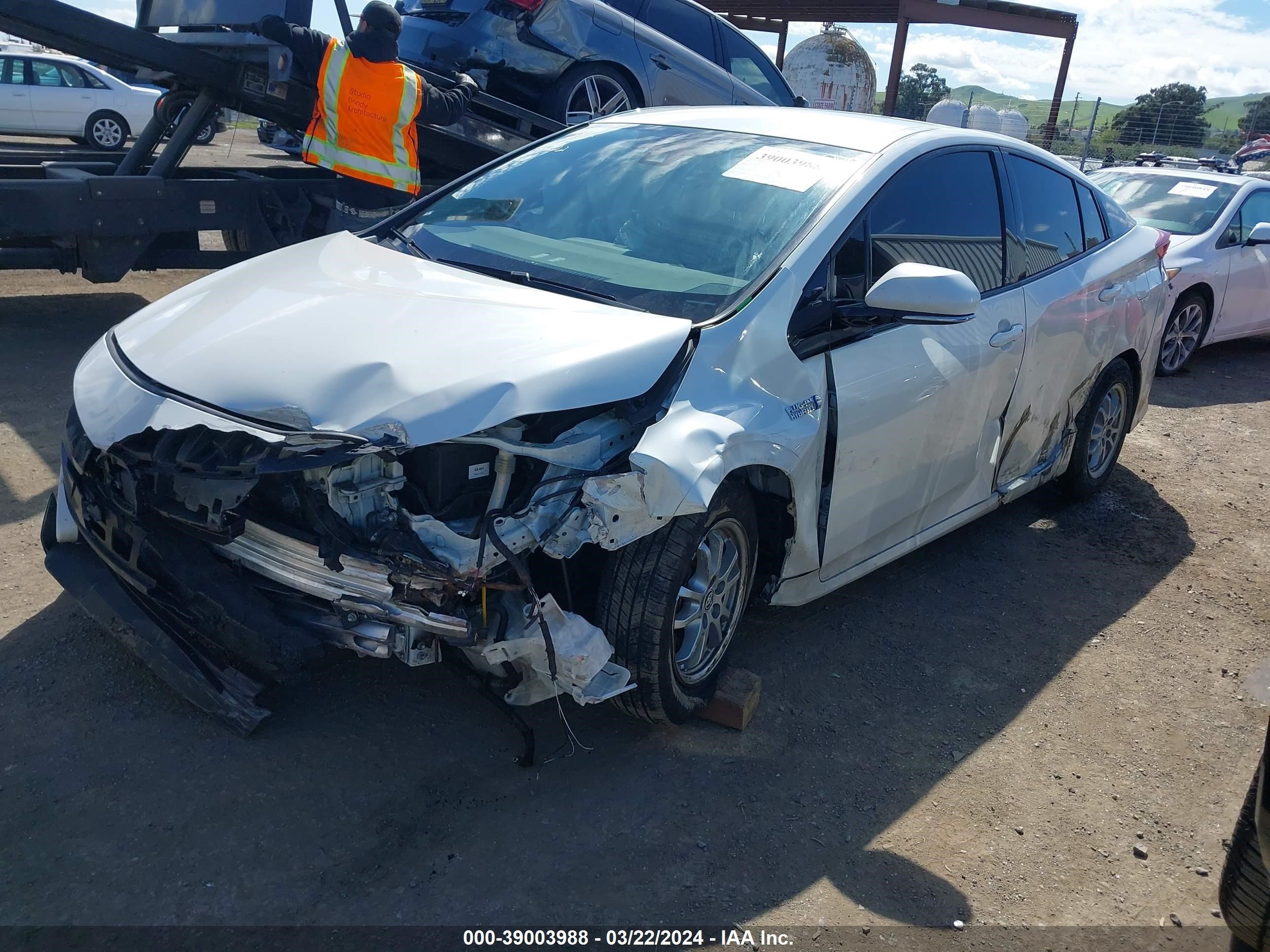 Photo 1 VIN: JTDKARFP0J3104597 - TOYOTA PRIUS 