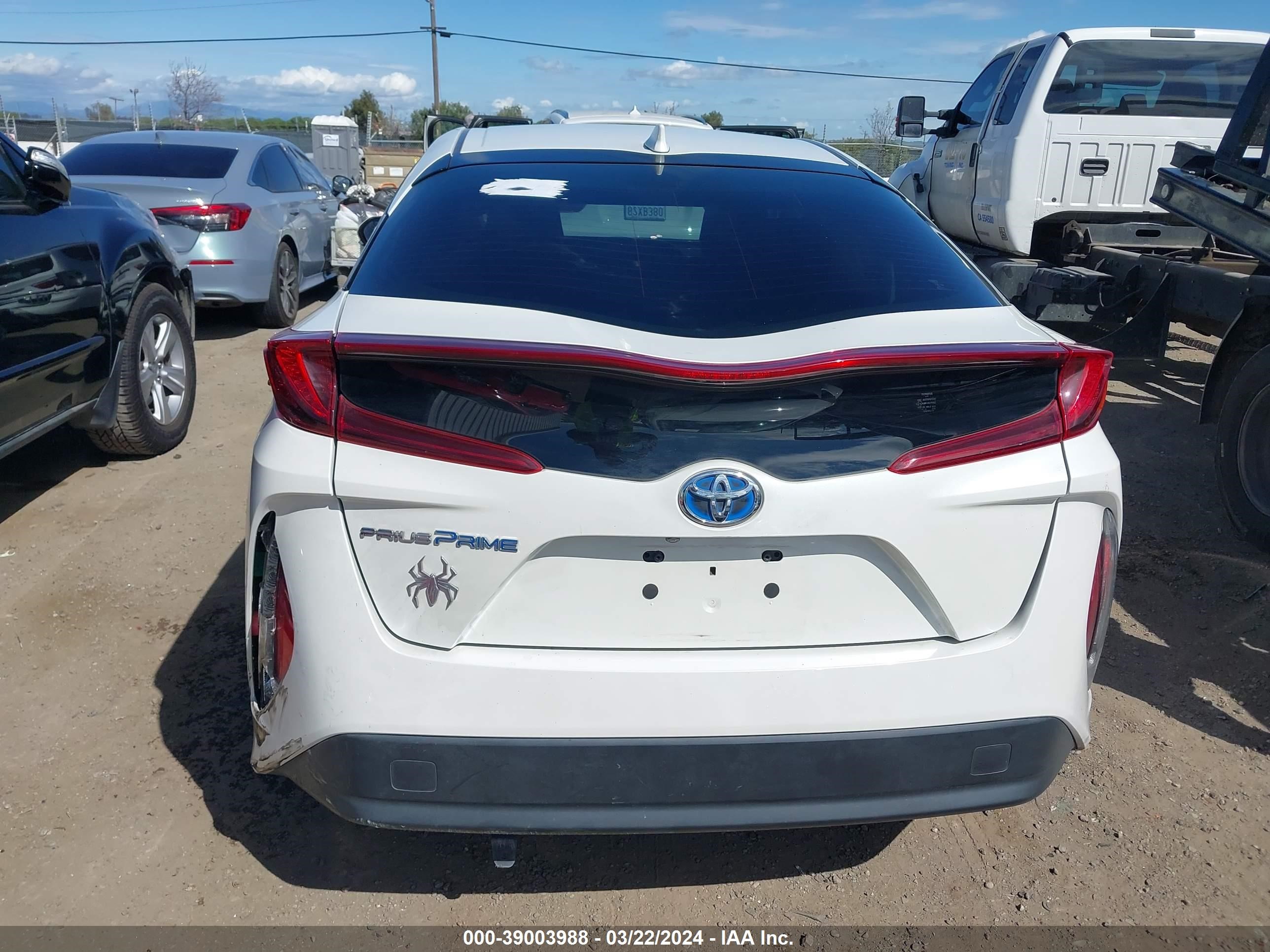 Photo 15 VIN: JTDKARFP0J3104597 - TOYOTA PRIUS 