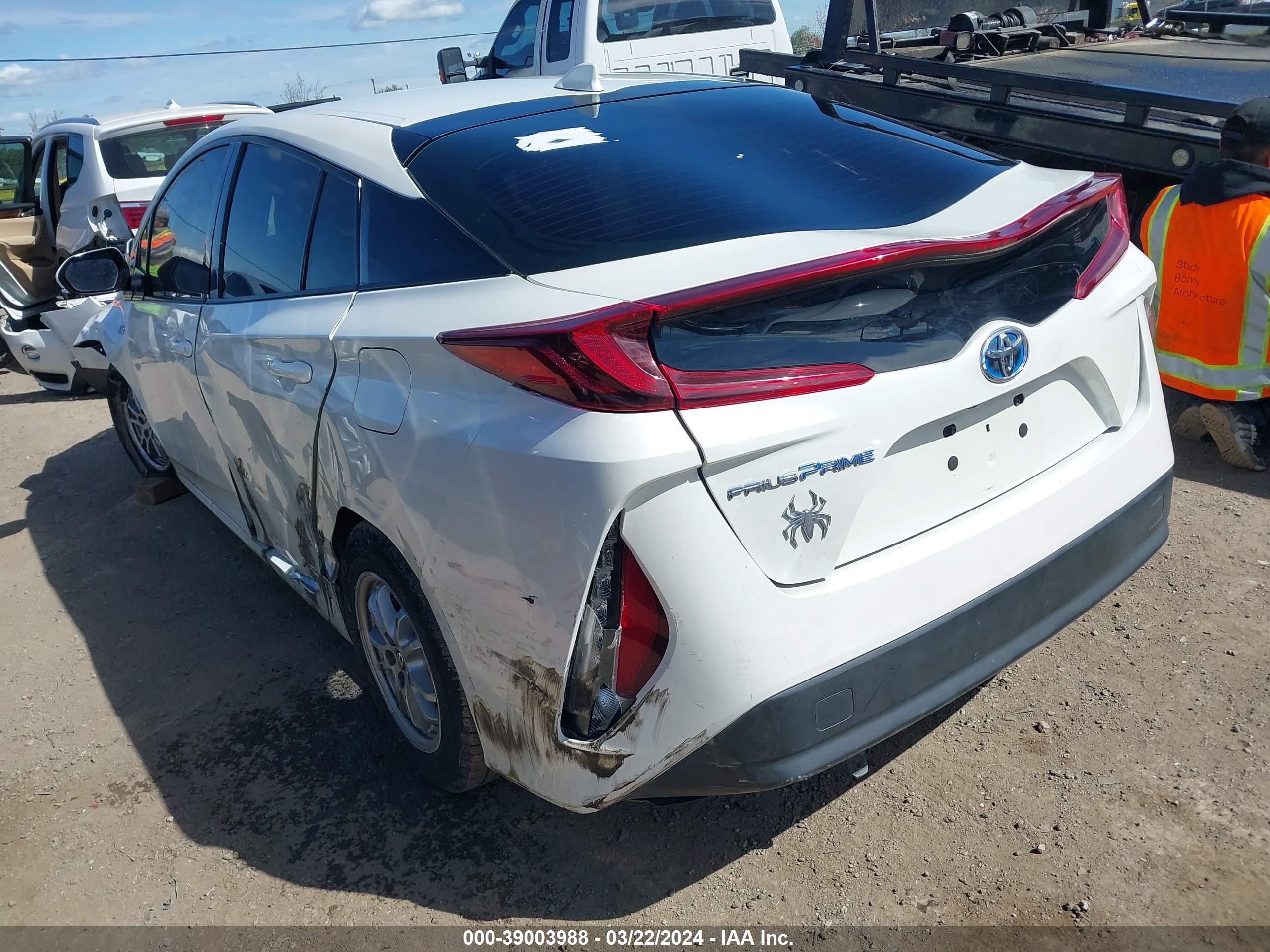 Photo 2 VIN: JTDKARFP0J3104597 - TOYOTA PRIUS 