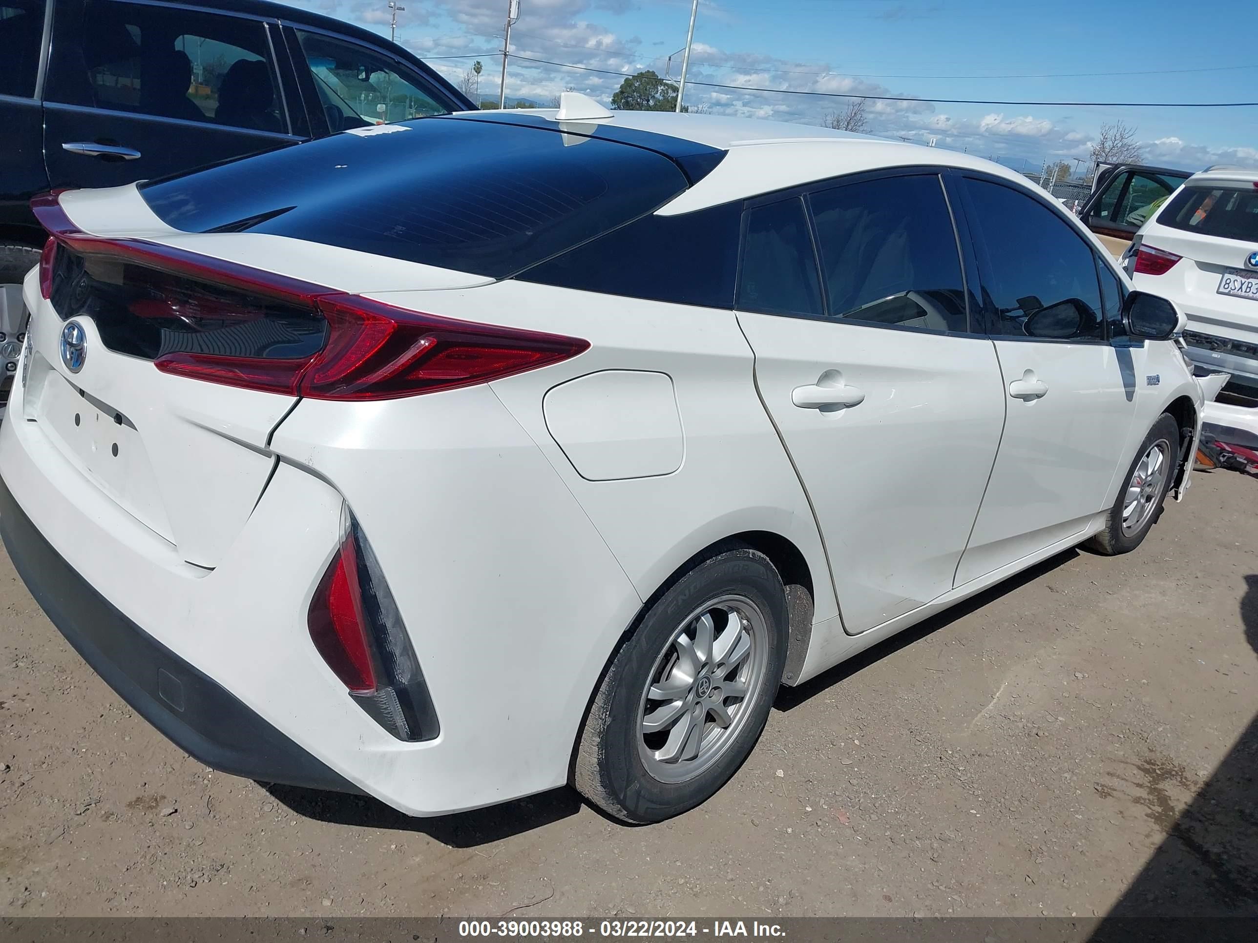 Photo 3 VIN: JTDKARFP0J3104597 - TOYOTA PRIUS 