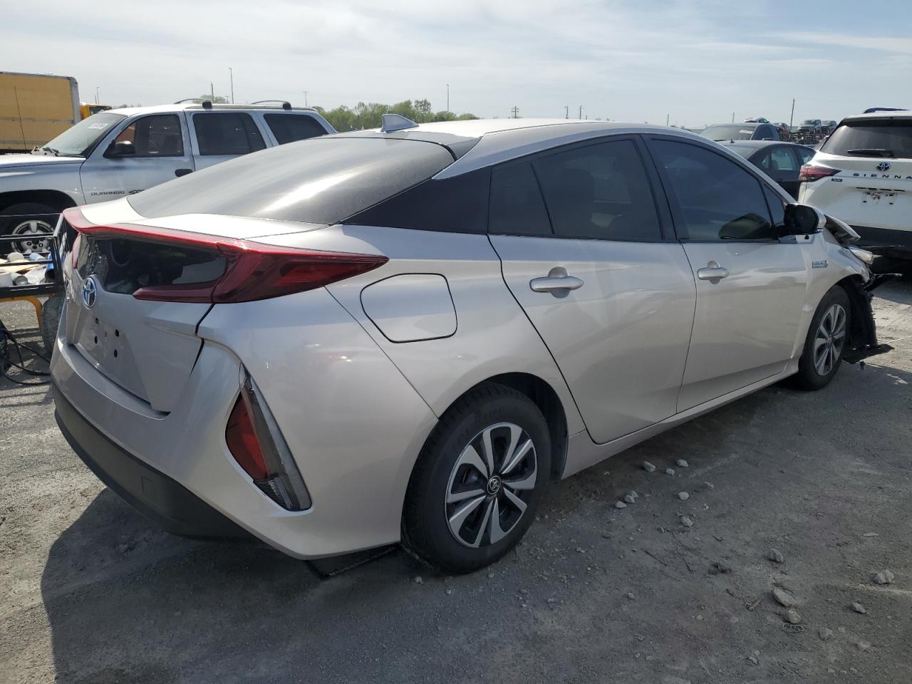 Photo 2 VIN: JTDKARFP0K3113253 - TOYOTA PRIUS 