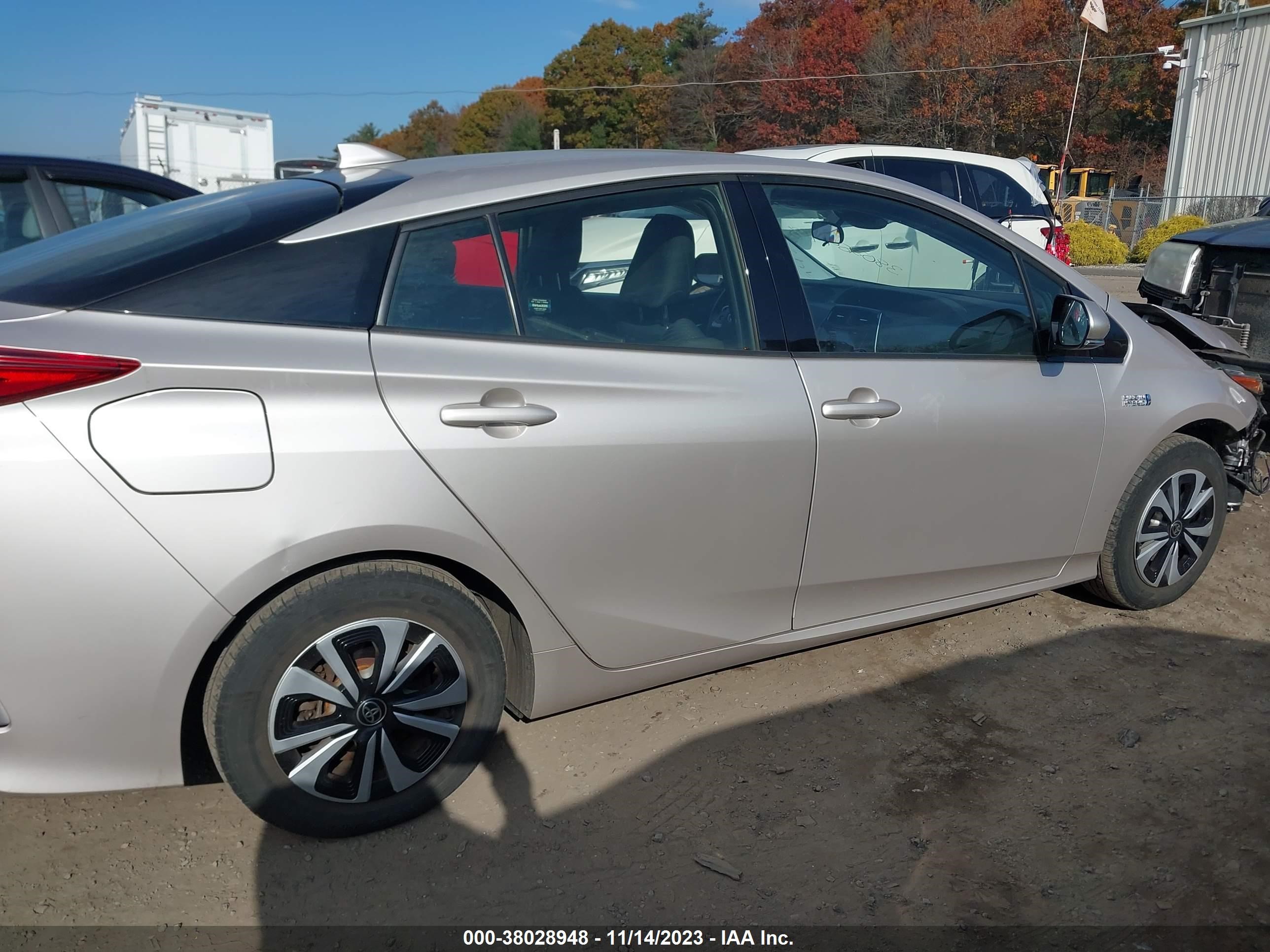 Photo 12 VIN: JTDKARFP5J3085576 - TOYOTA PRIUS 