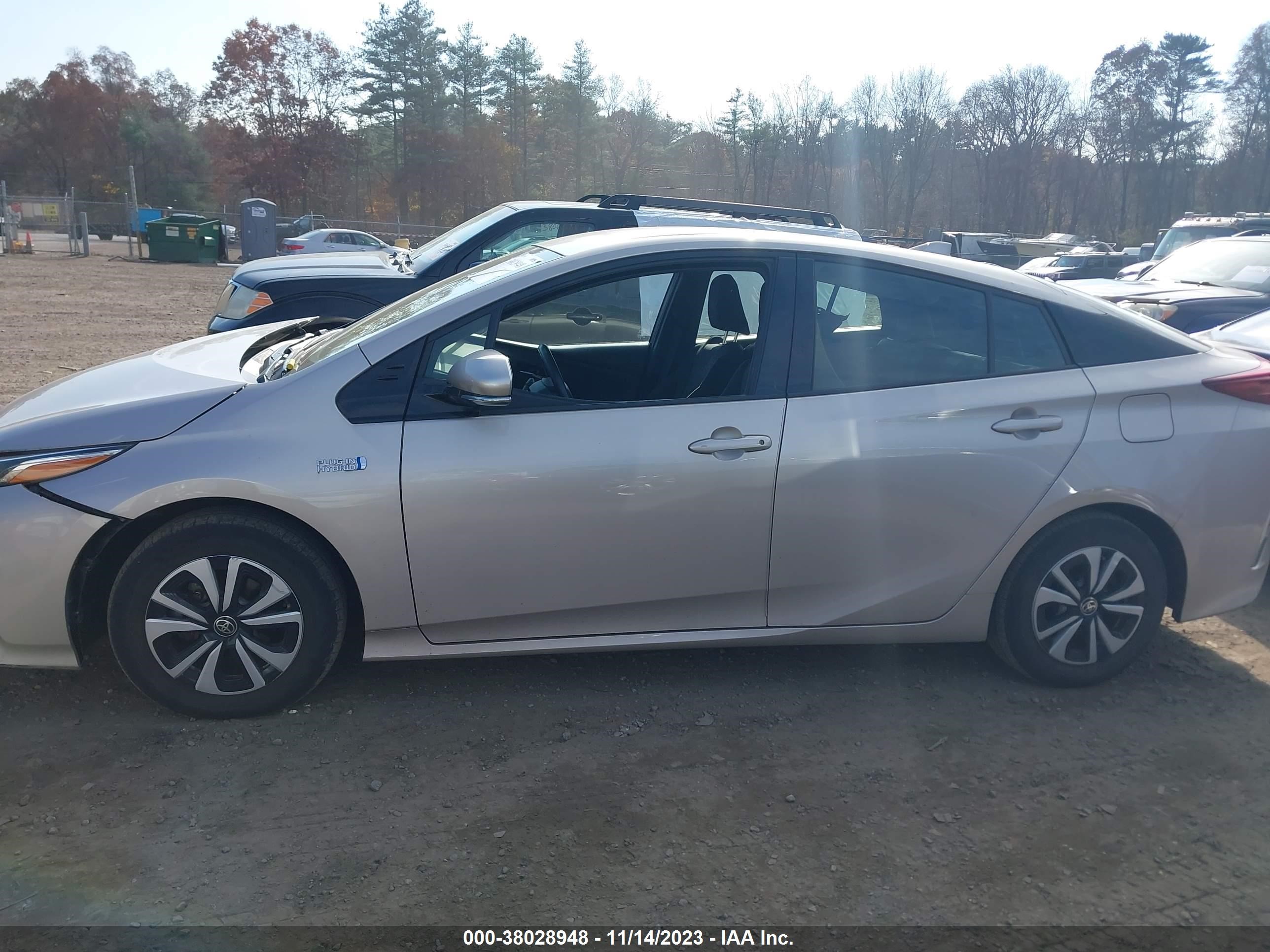 Photo 13 VIN: JTDKARFP5J3085576 - TOYOTA PRIUS 