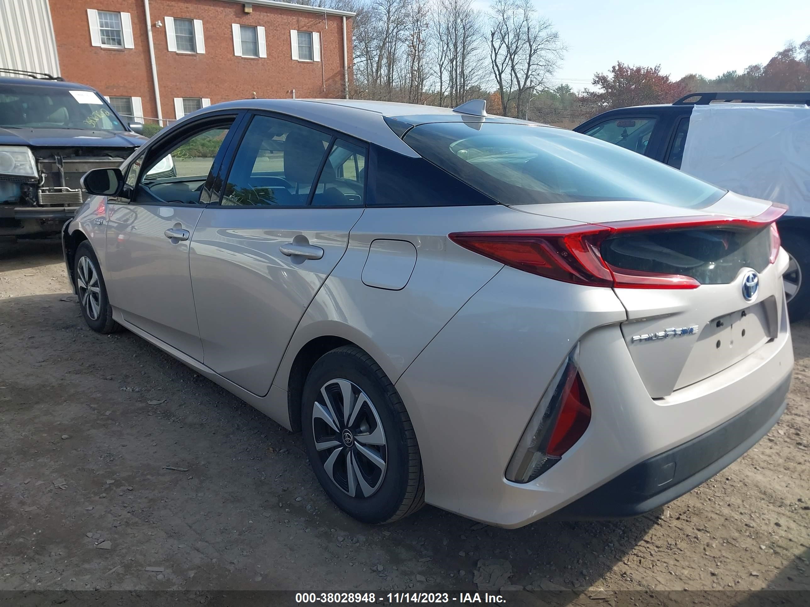 Photo 2 VIN: JTDKARFP5J3085576 - TOYOTA PRIUS 