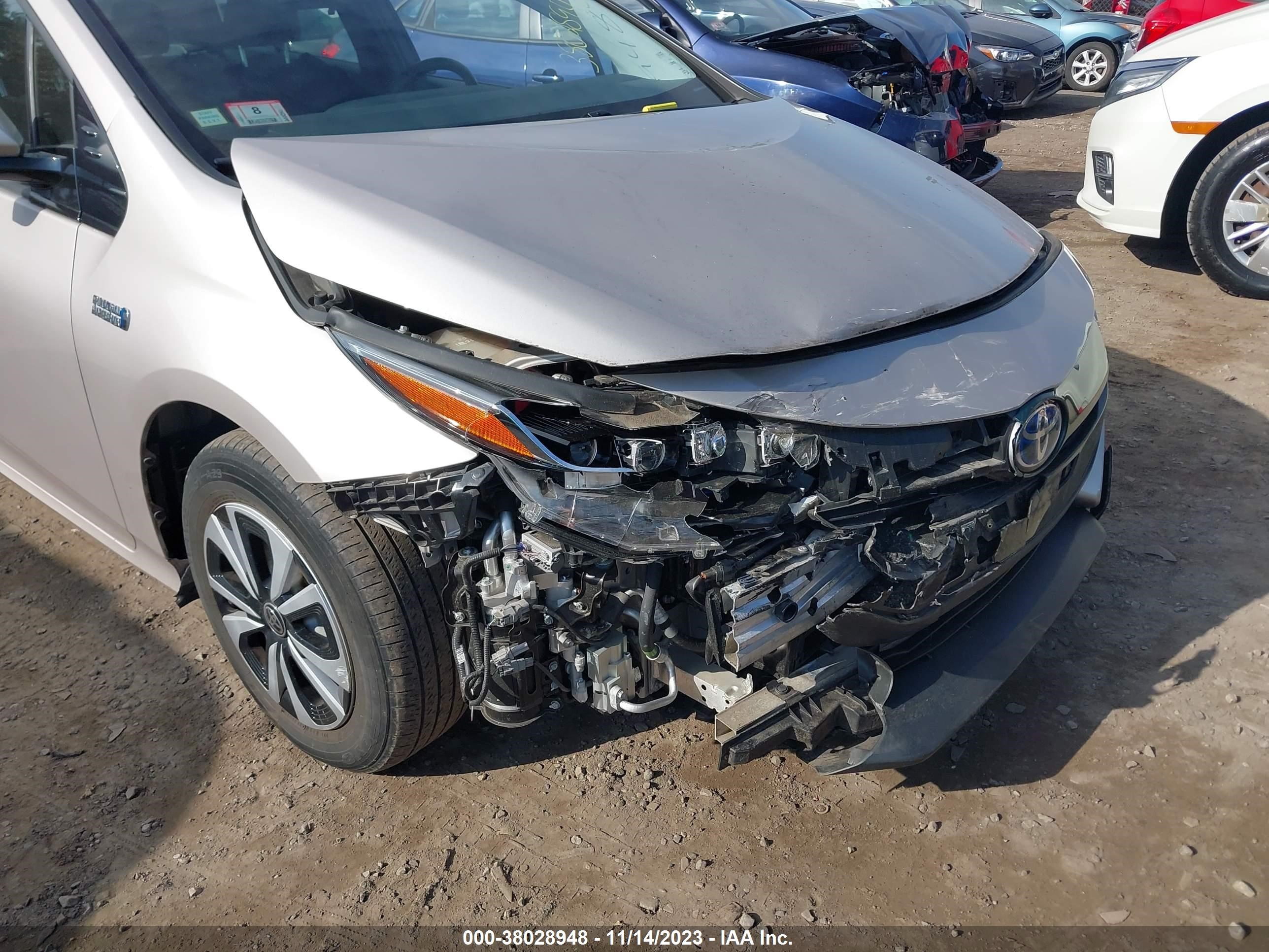 Photo 5 VIN: JTDKARFP5J3085576 - TOYOTA PRIUS 