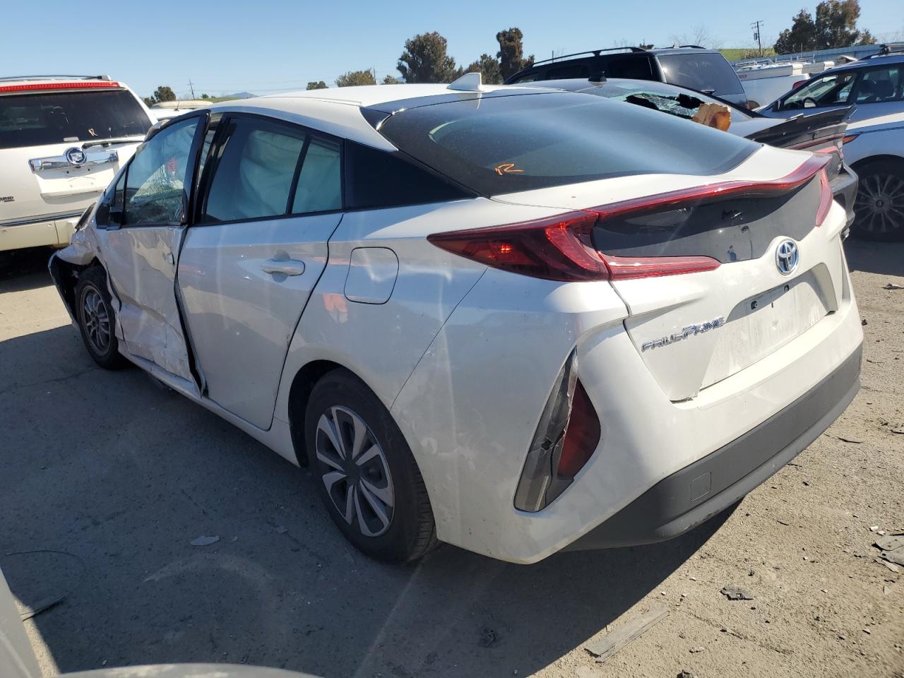 Photo 1 VIN: JTDKARFP5J3086694 - TOYOTA PRIUS 