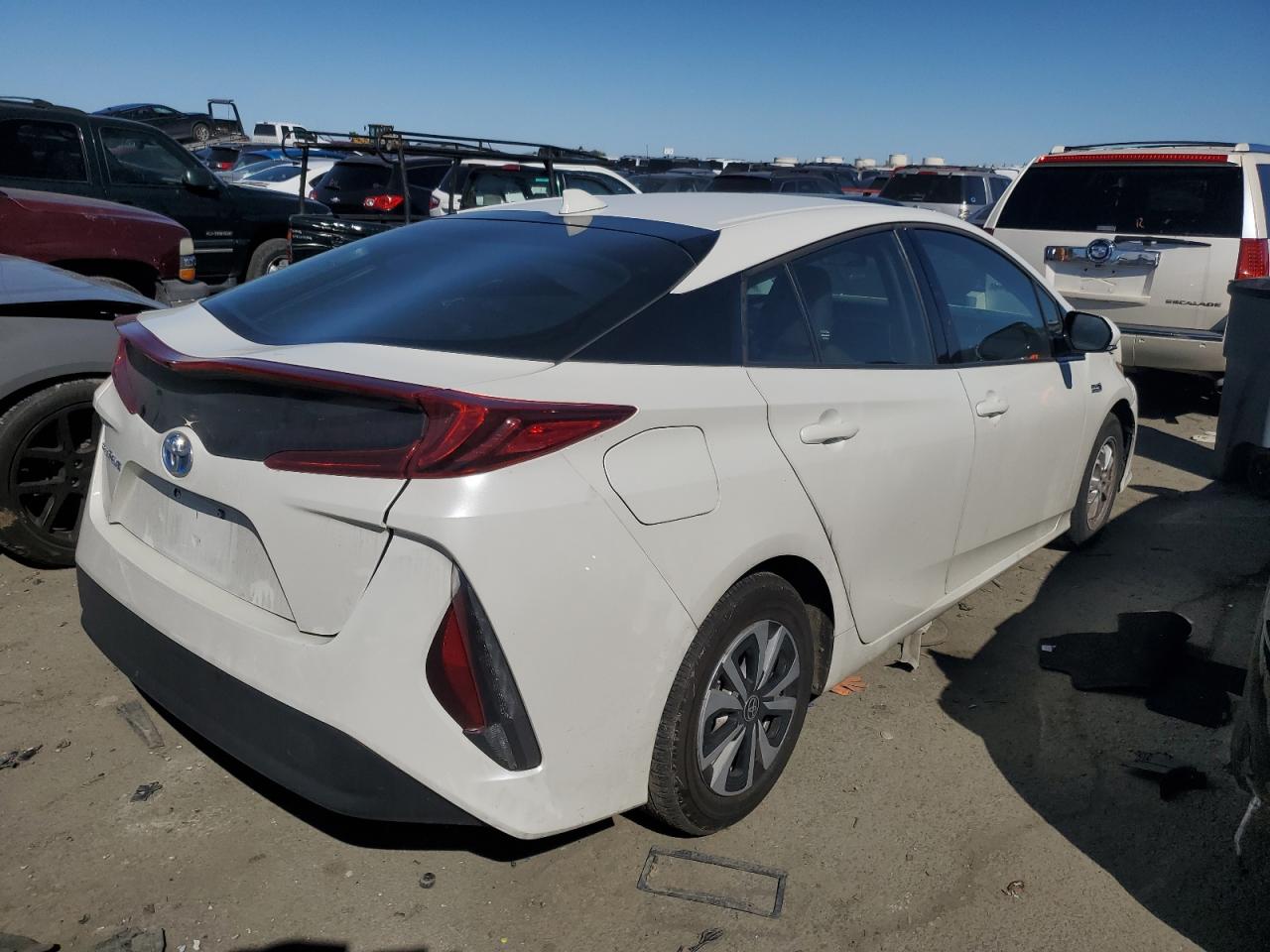 Photo 2 VIN: JTDKARFP5J3086694 - TOYOTA PRIUS 