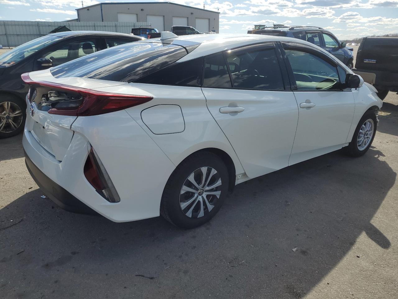 Photo 2 VIN: JTDKARFP6L3137722 - TOYOTA PRIUS 