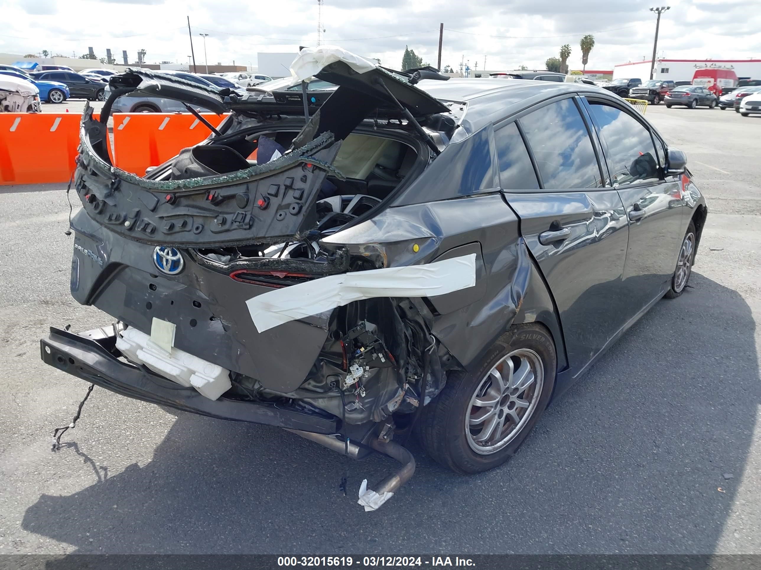 Photo 3 VIN: JTDKARFP8H3057779 - TOYOTA PRIUS 