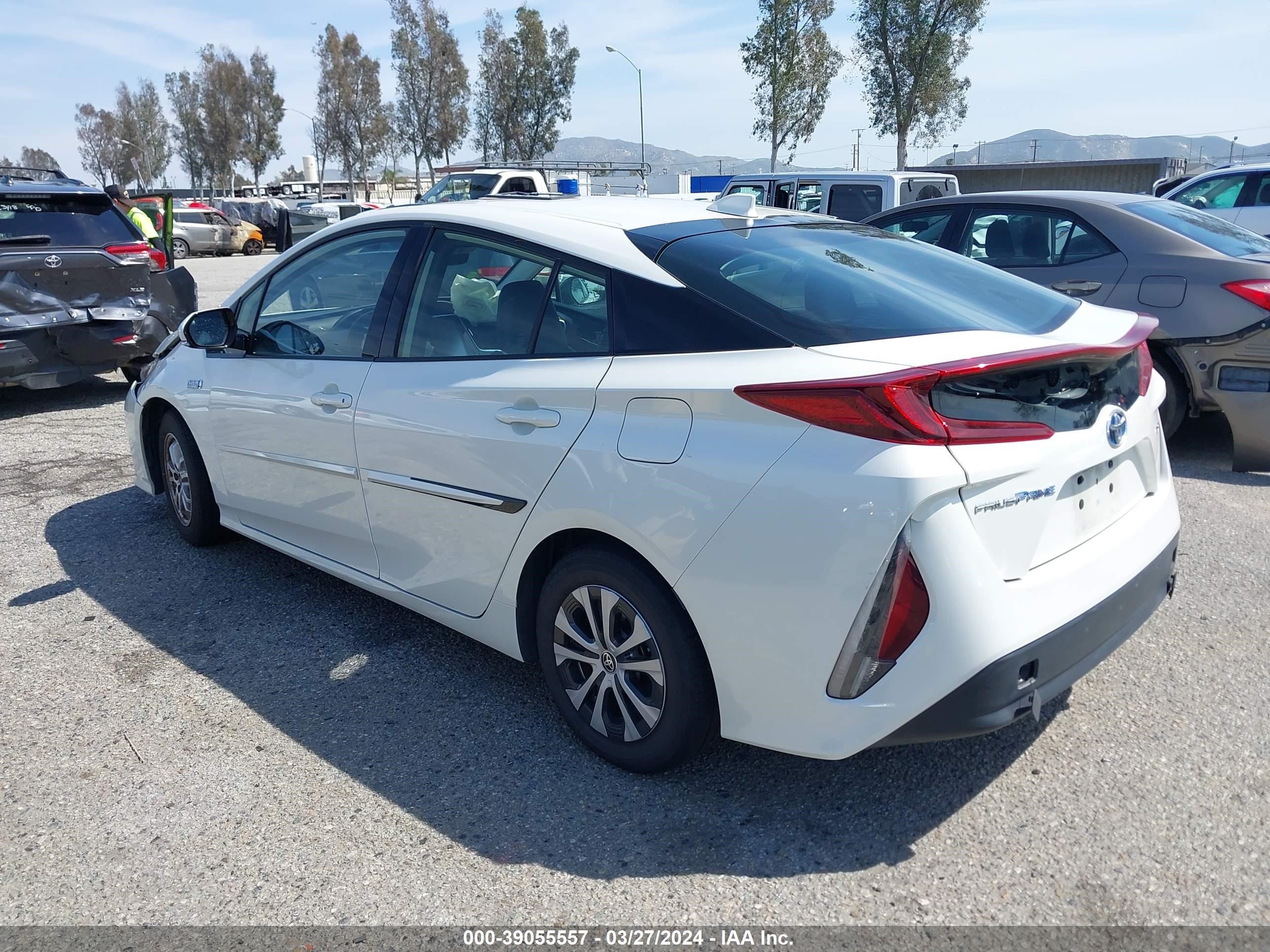 Photo 2 VIN: JTDKARFP8L3154568 - TOYOTA PRIUS 