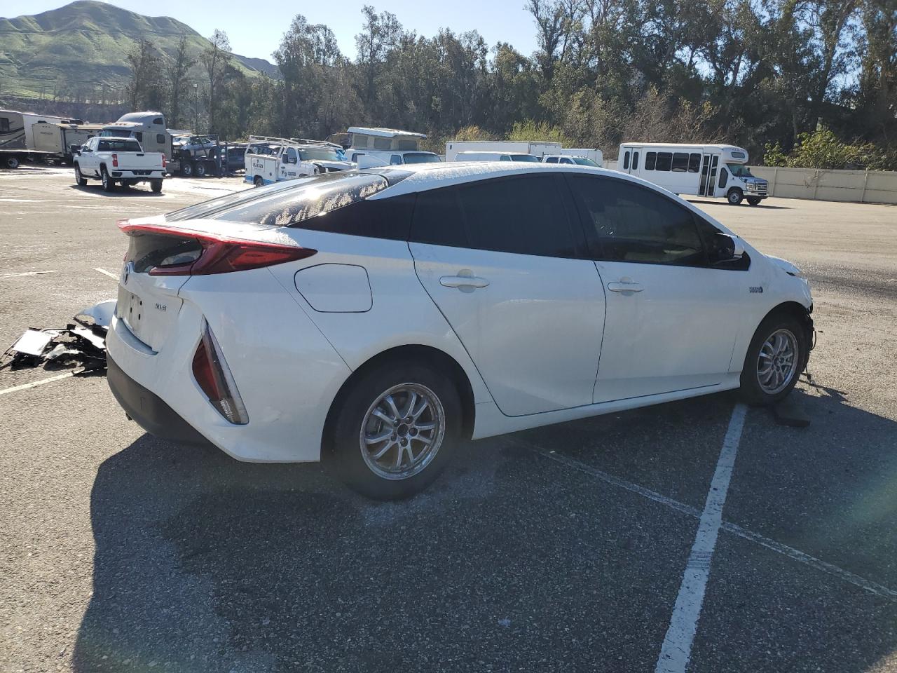 Photo 2 VIN: JTDKARFP9L3161545 - TOYOTA PRIUS 