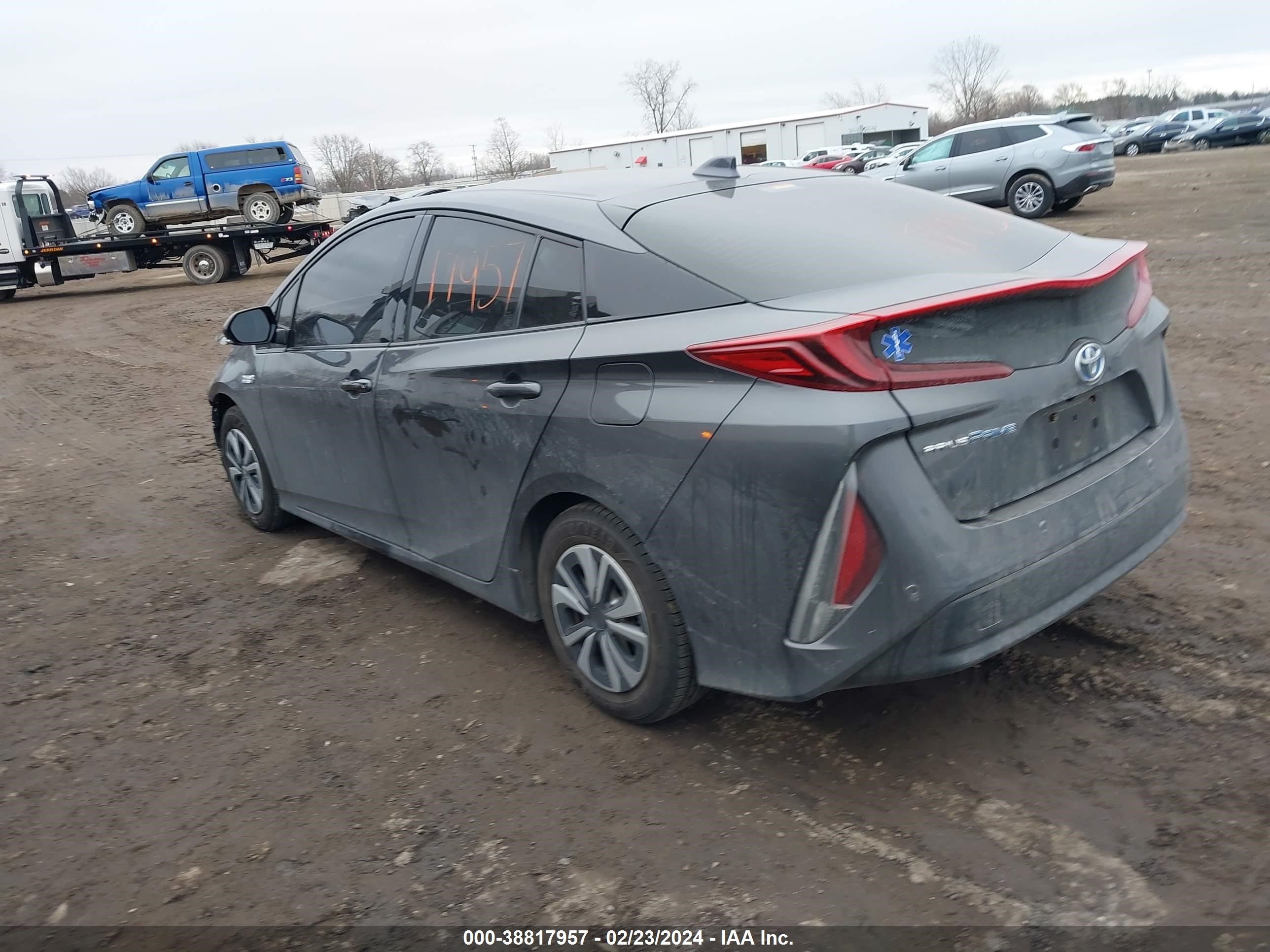 Photo 2 VIN: JTDKARFPXH3063860 - TOYOTA PRIUS 