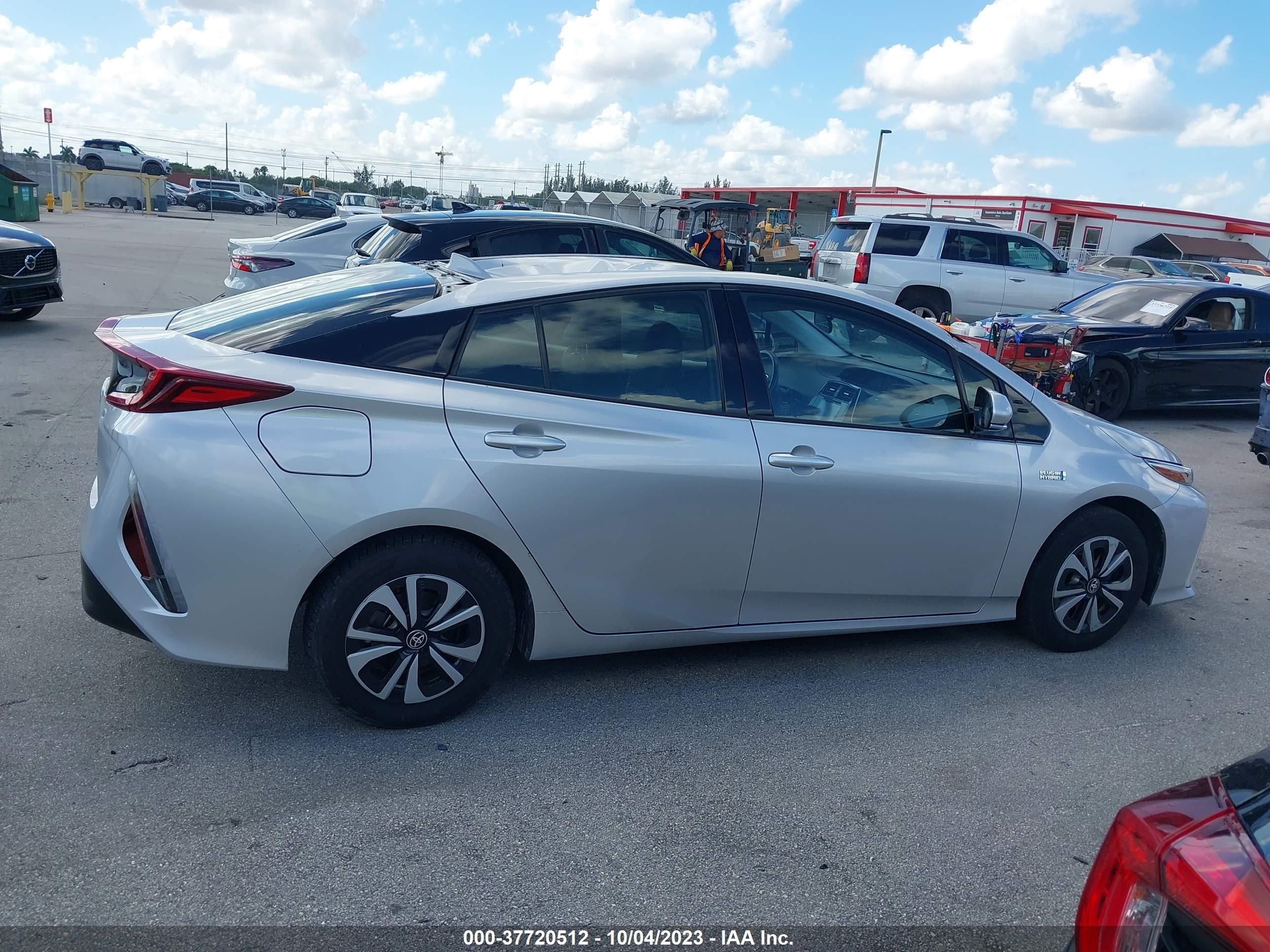 Photo 12 VIN: JTDKARFPXJ3094743 - TOYOTA PRIUS 