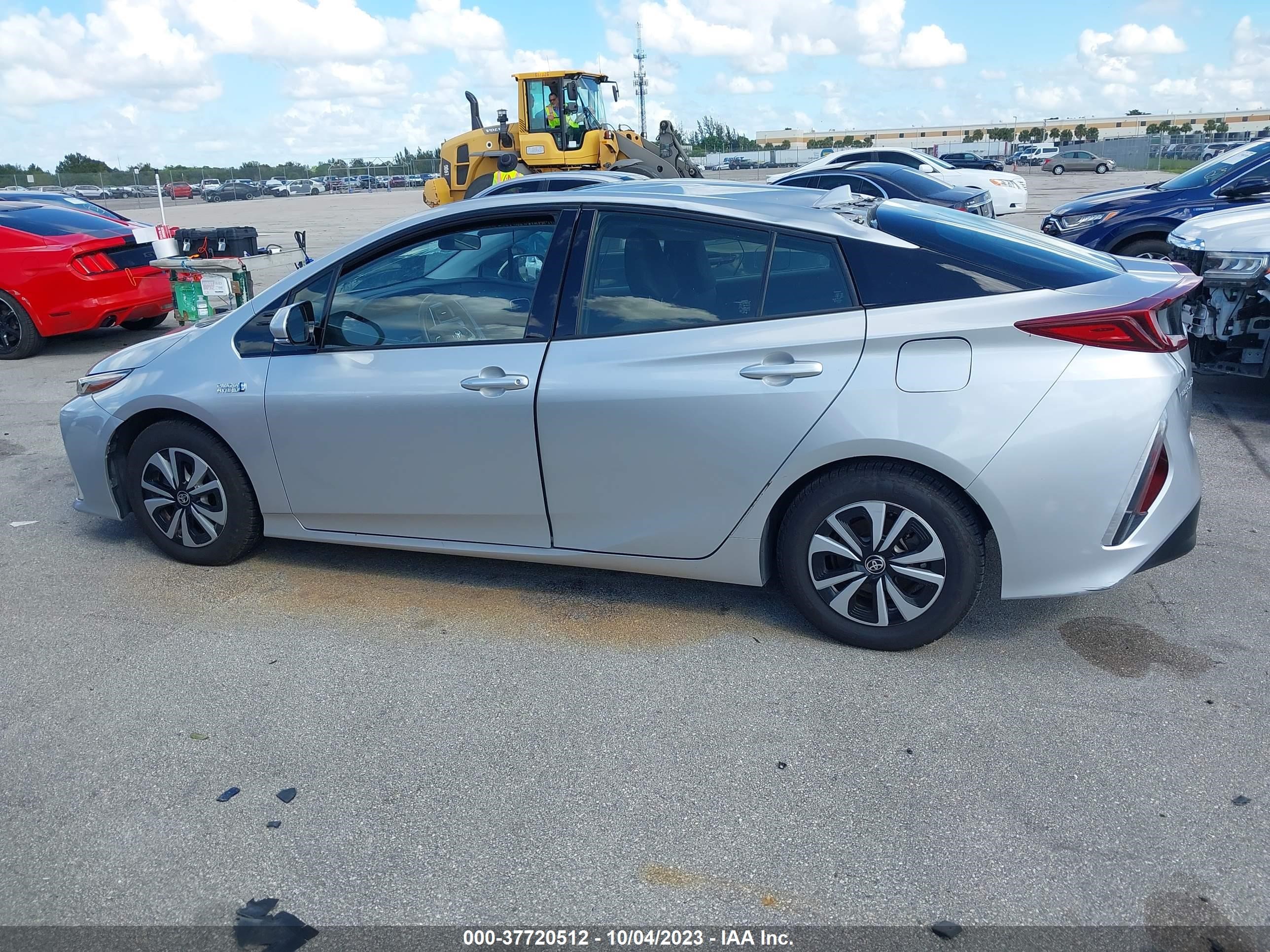 Photo 13 VIN: JTDKARFPXJ3094743 - TOYOTA PRIUS 