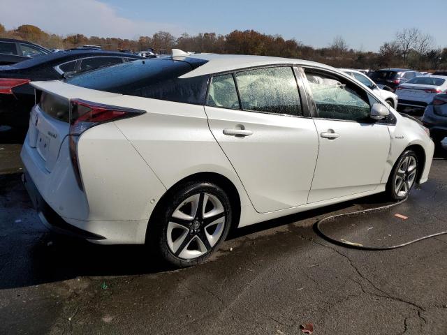 Photo 2 VIN: JTDKARFU1J3055402 - TOYOTA PRIUS 