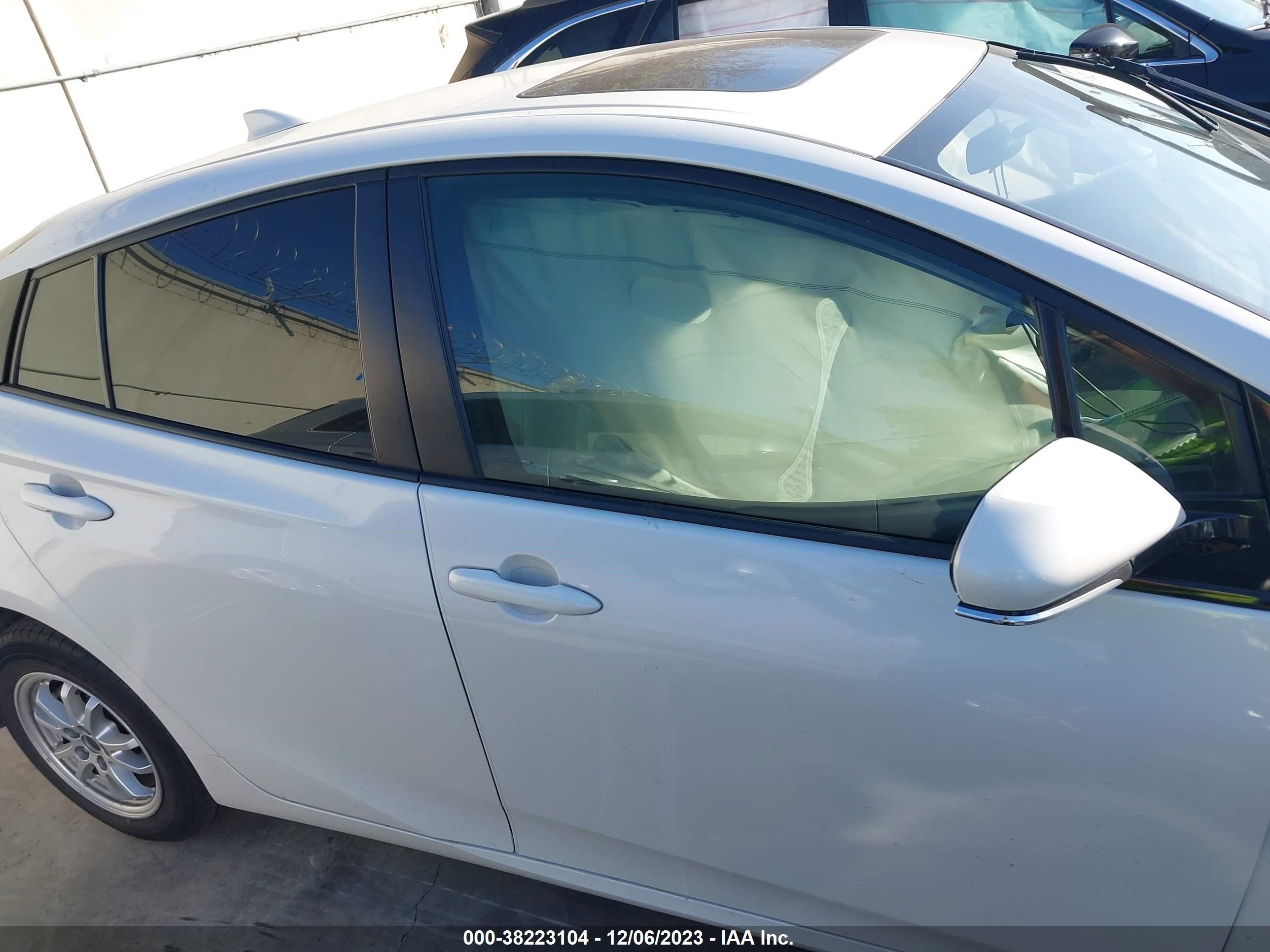 Photo 13 VIN: JTDKARFU1J3067971 - TOYOTA PRIUS 