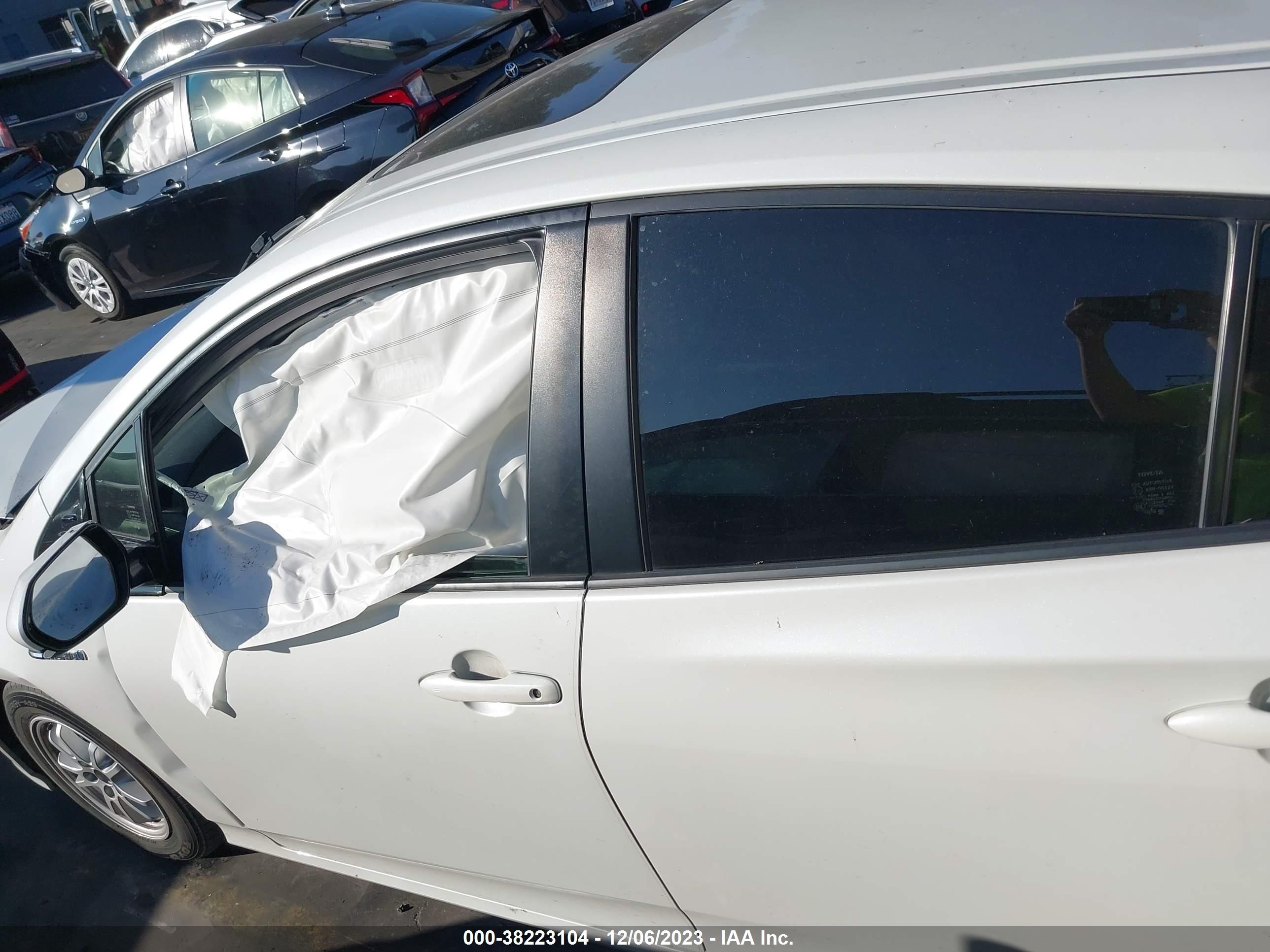 Photo 14 VIN: JTDKARFU1J3067971 - TOYOTA PRIUS 