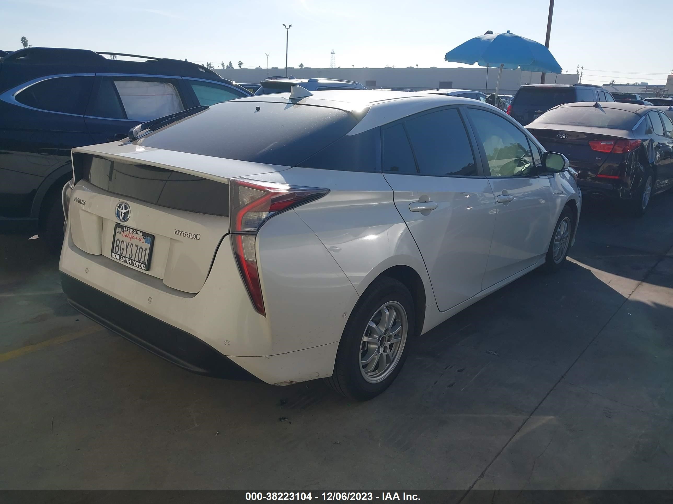 Photo 3 VIN: JTDKARFU1J3067971 - TOYOTA PRIUS 