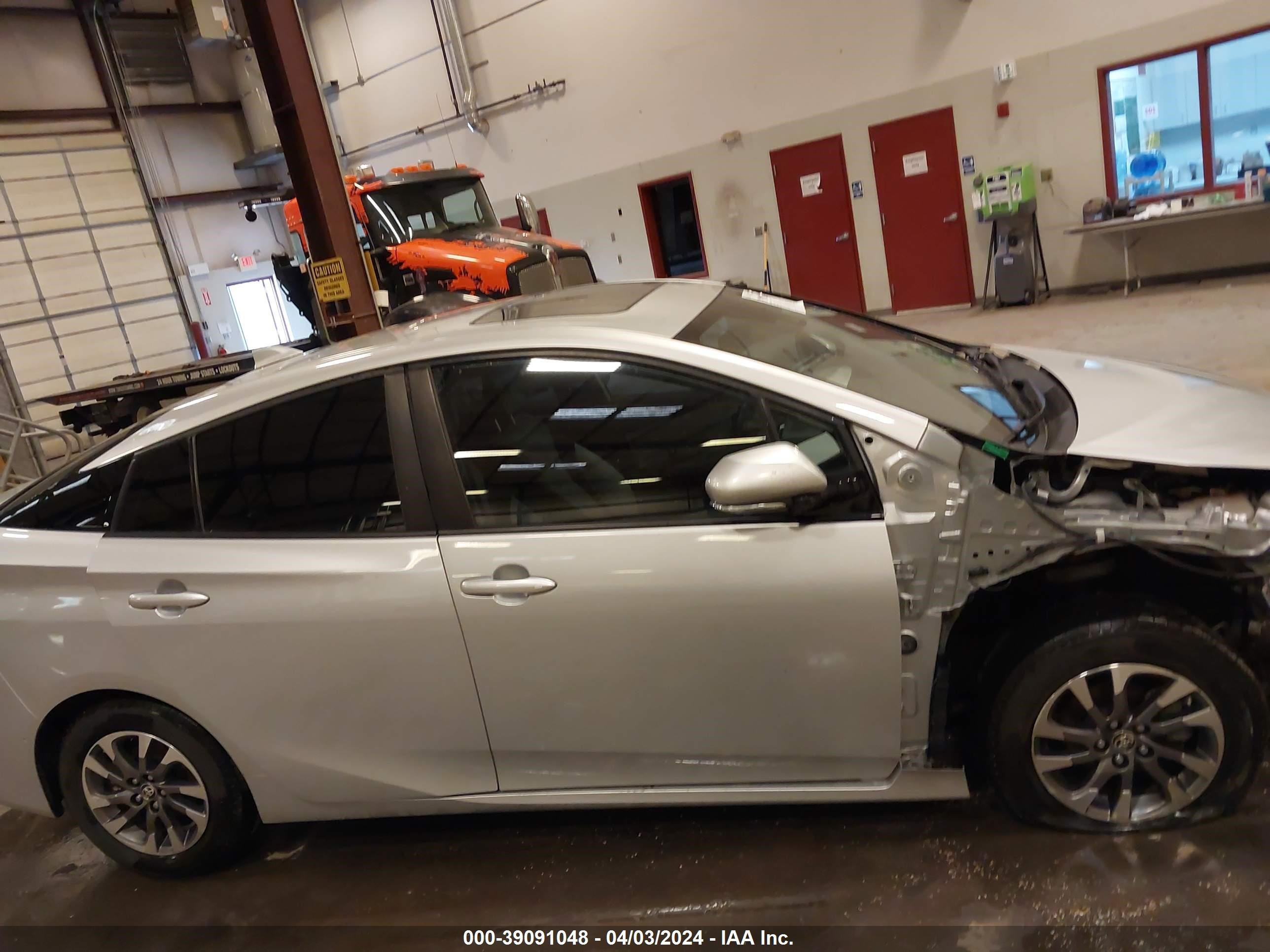 Photo 12 VIN: JTDKARFU2K3082464 - TOYOTA PRIUS 