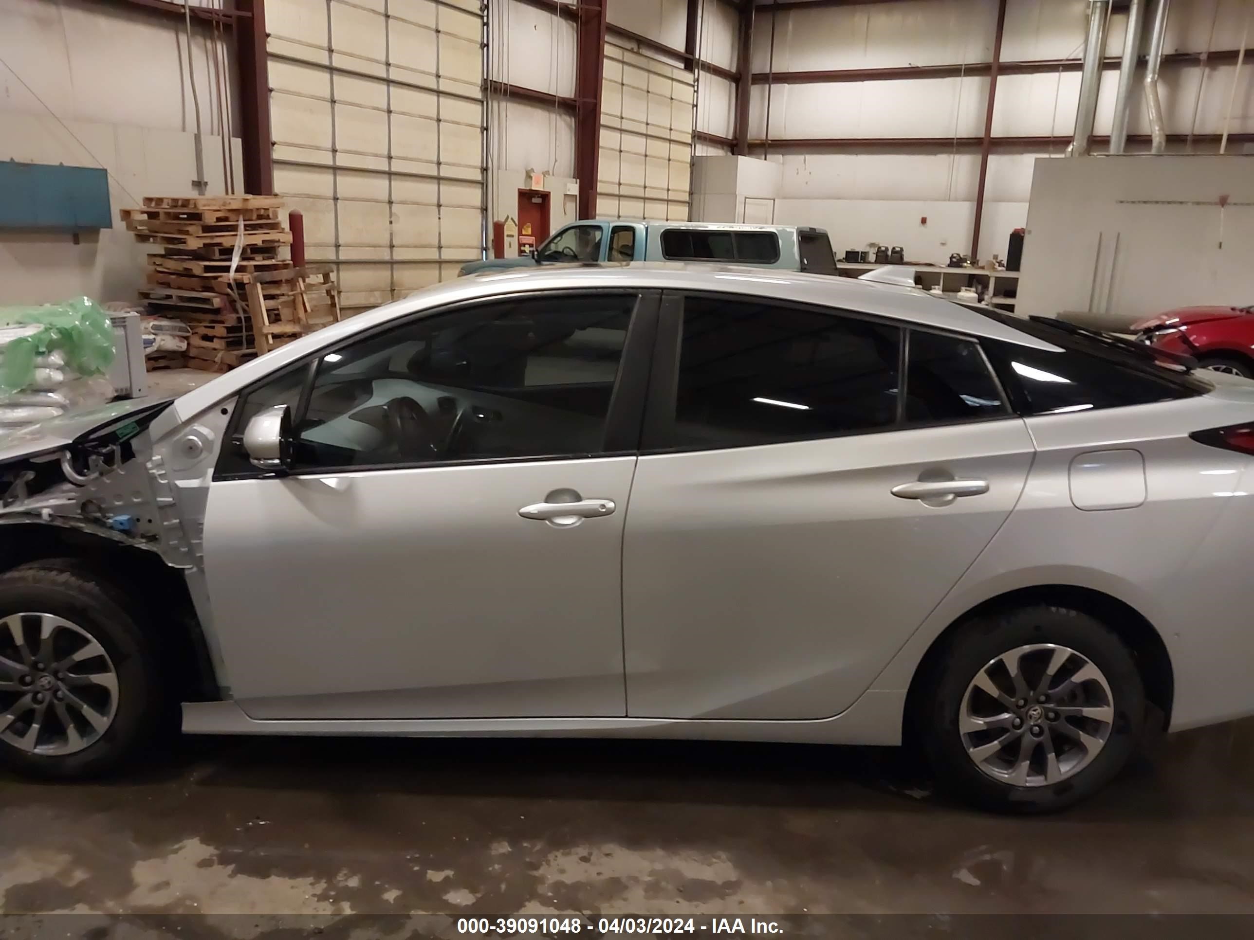 Photo 13 VIN: JTDKARFU2K3082464 - TOYOTA PRIUS 