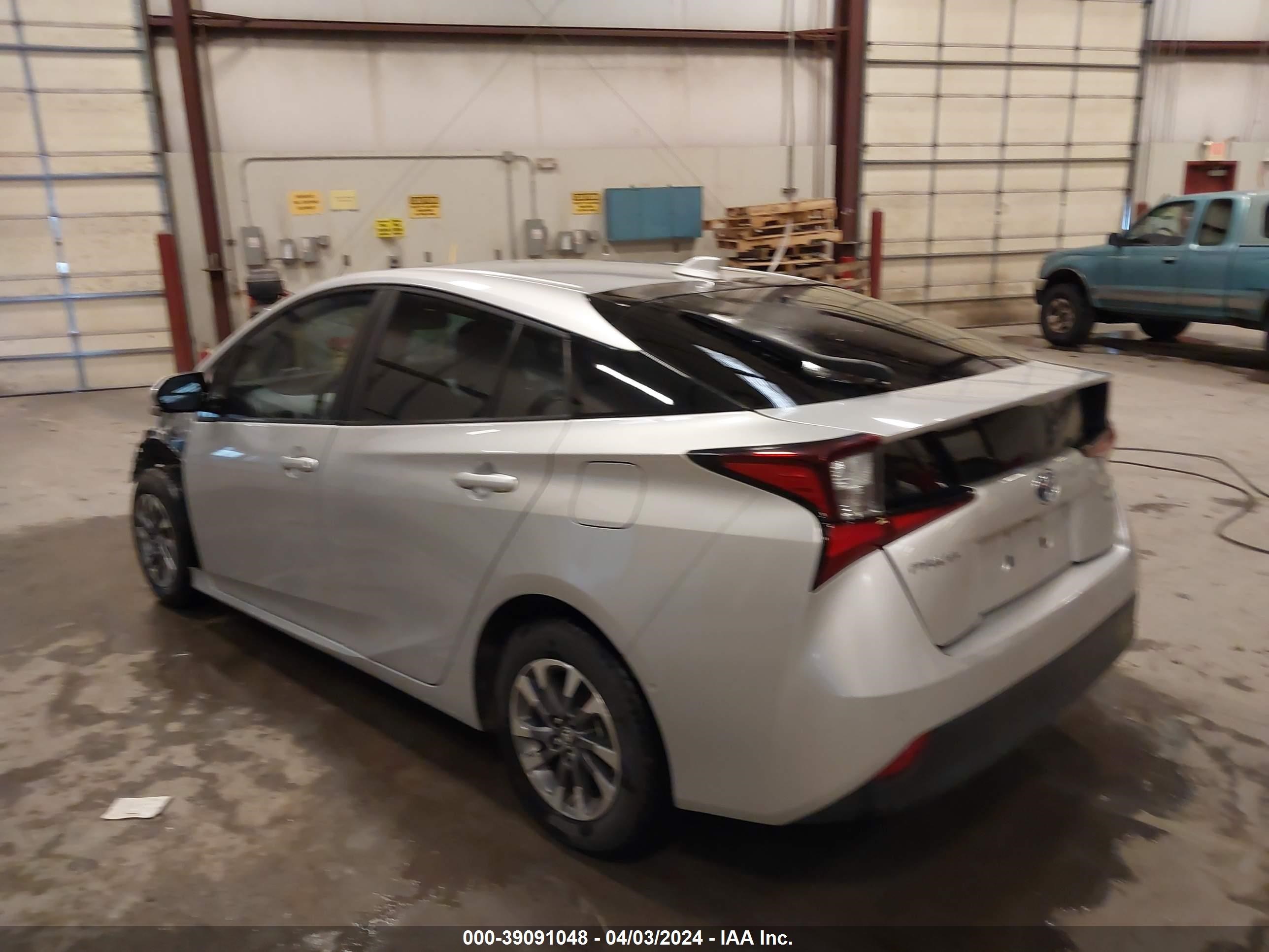 Photo 2 VIN: JTDKARFU2K3082464 - TOYOTA PRIUS 