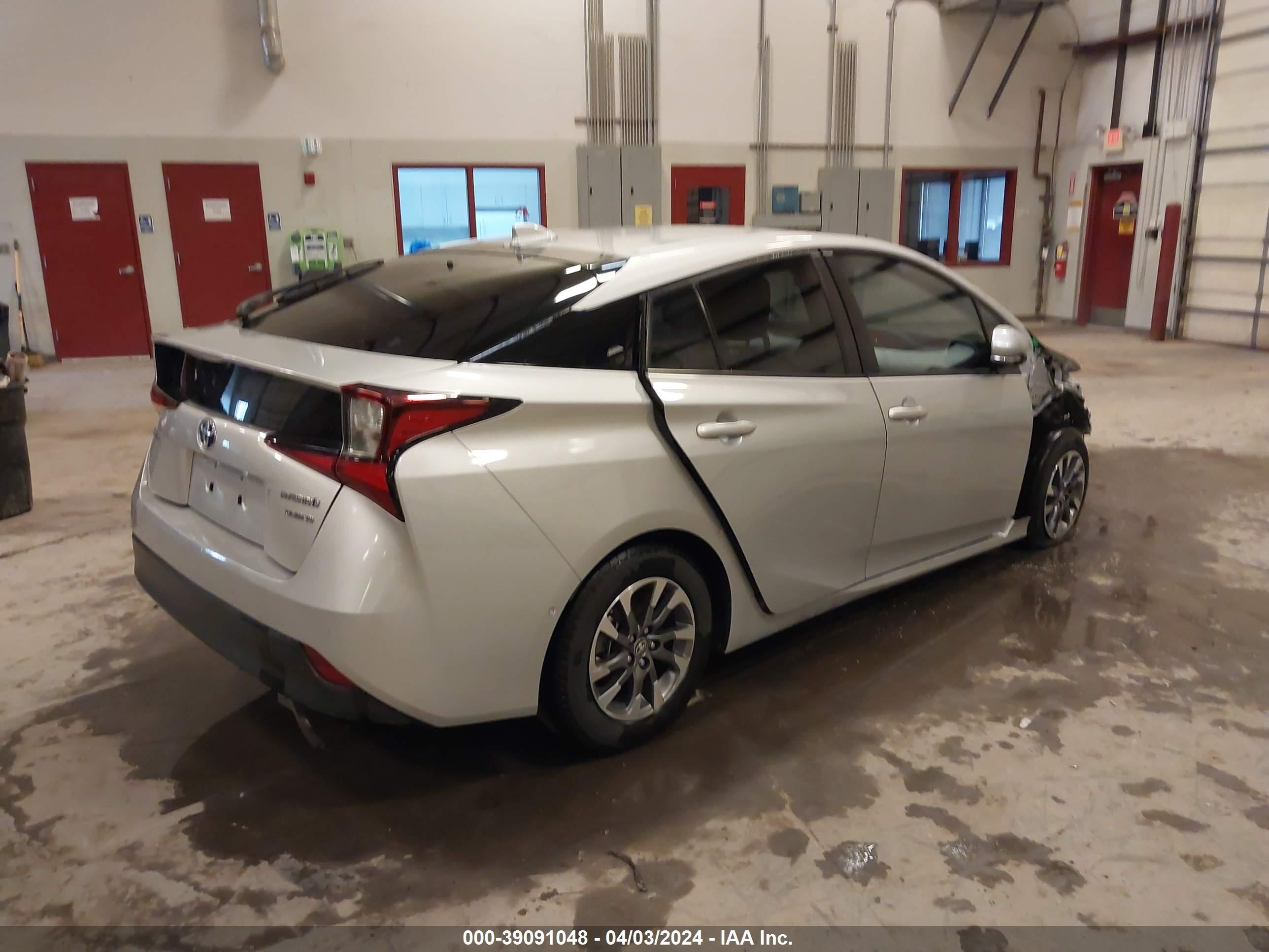 Photo 3 VIN: JTDKARFU2K3082464 - TOYOTA PRIUS 