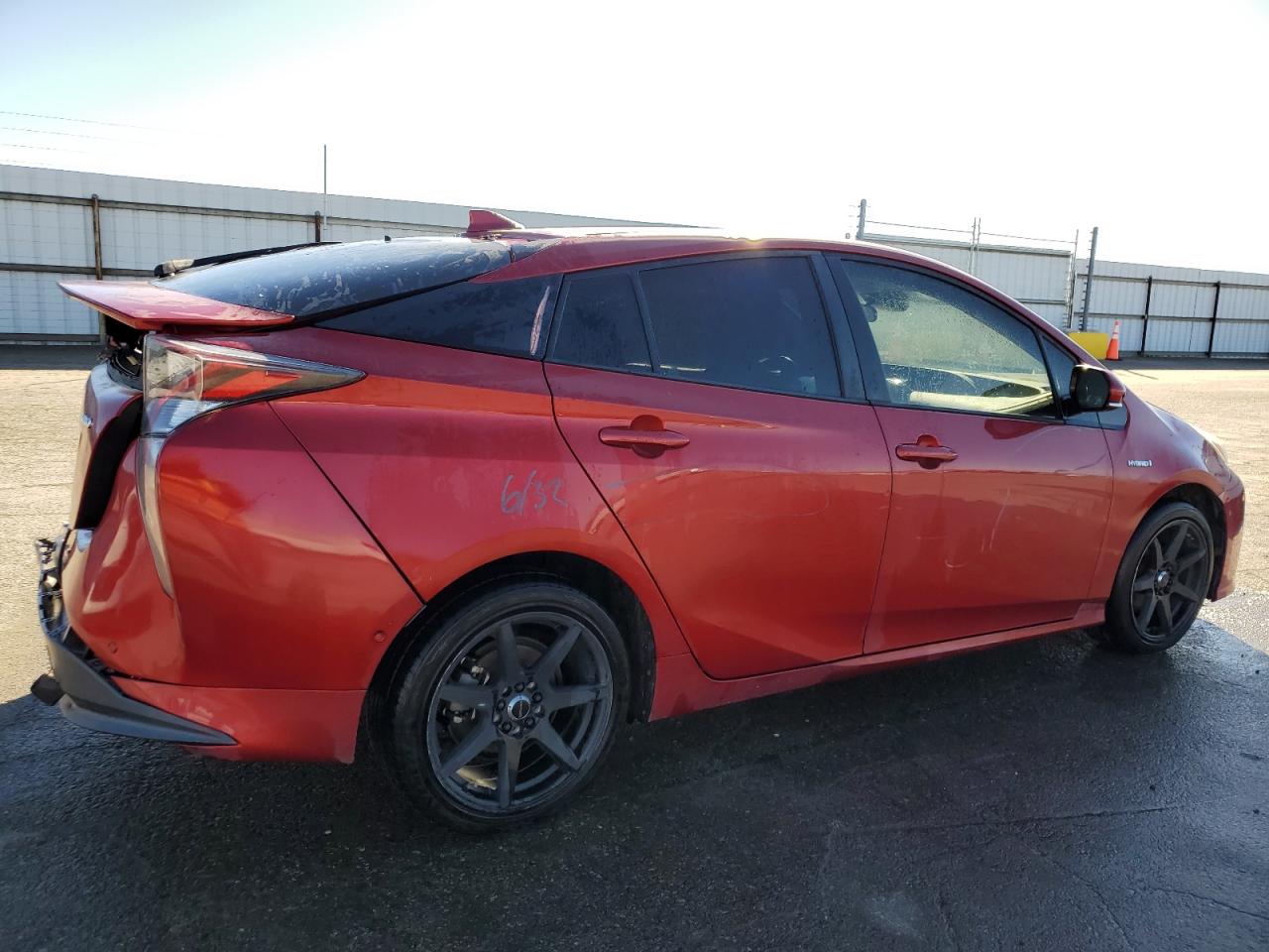 Photo 2 VIN: JTDKARFU4J3545901 - TOYOTA PRIUS 