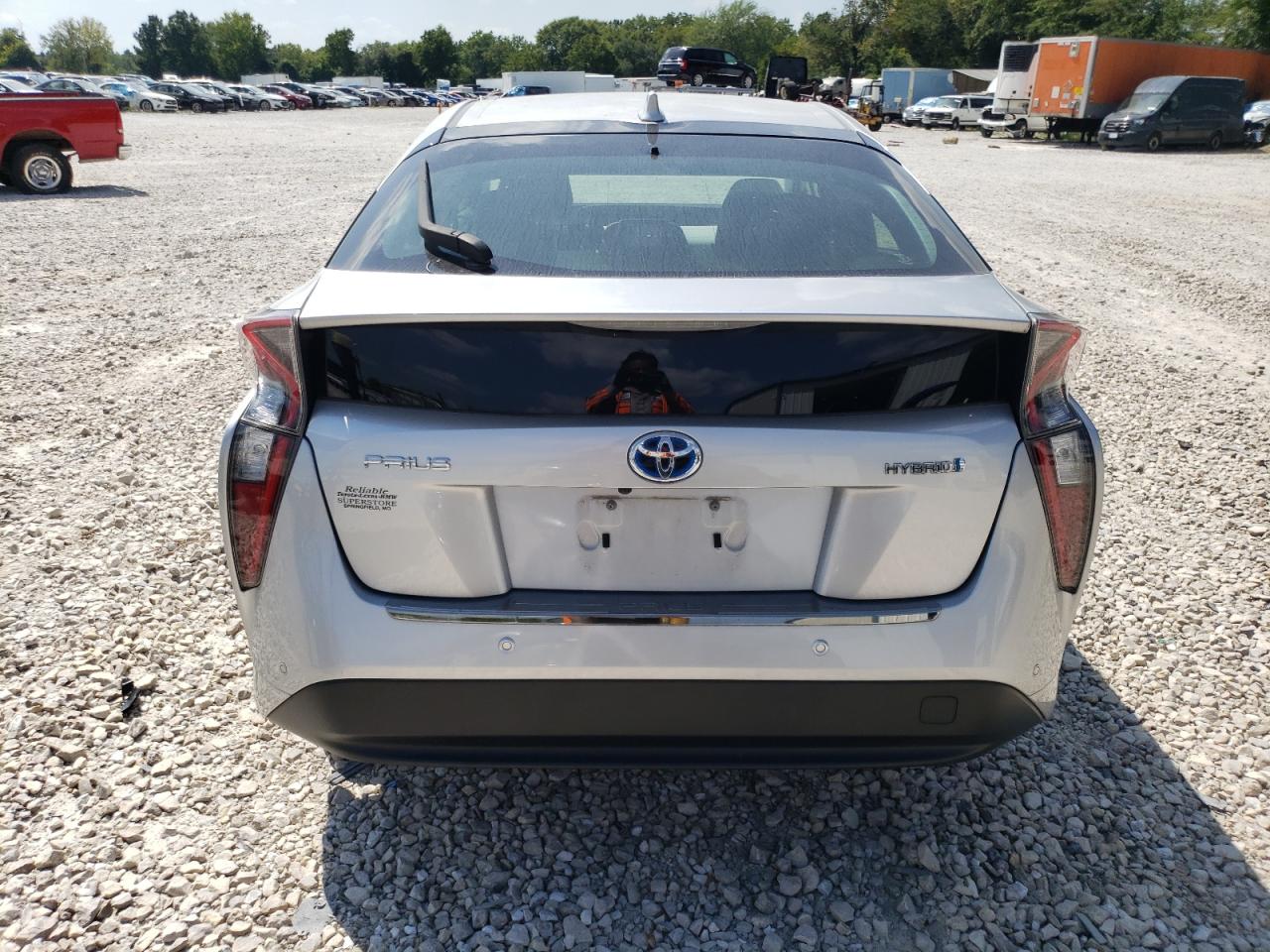 Photo 5 VIN: JTDKARFU6J3063169 - TOYOTA PRIUS 