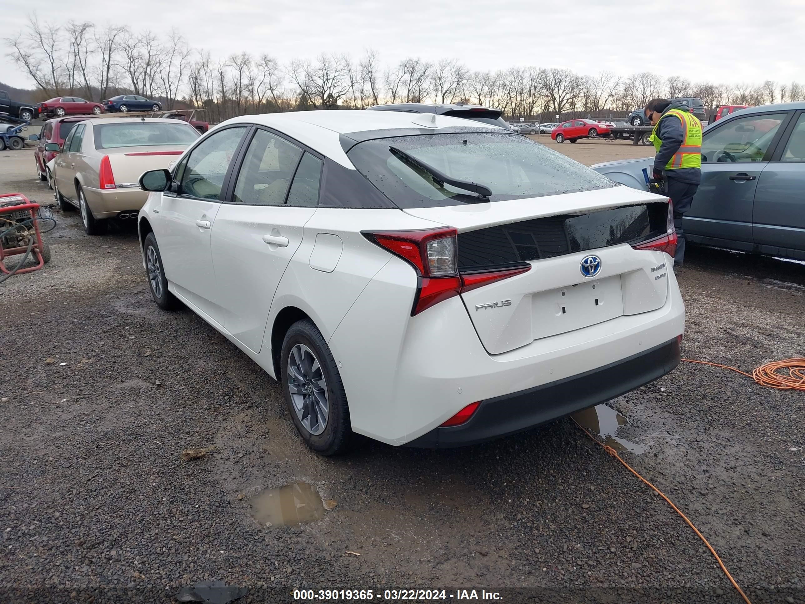 Photo 2 VIN: JTDKARFU8K3097616 - TOYOTA PRIUS 