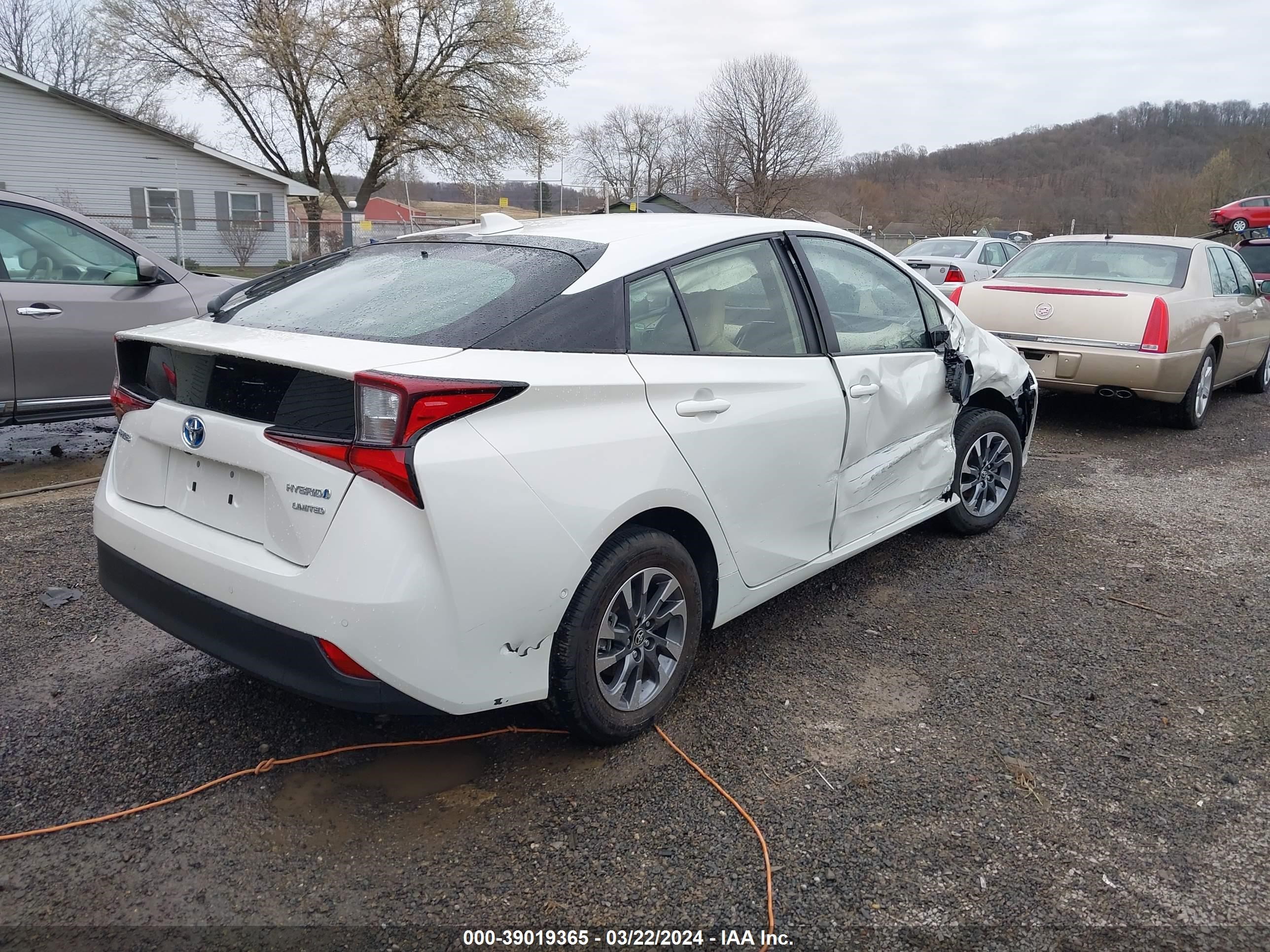 Photo 3 VIN: JTDKARFU8K3097616 - TOYOTA PRIUS 