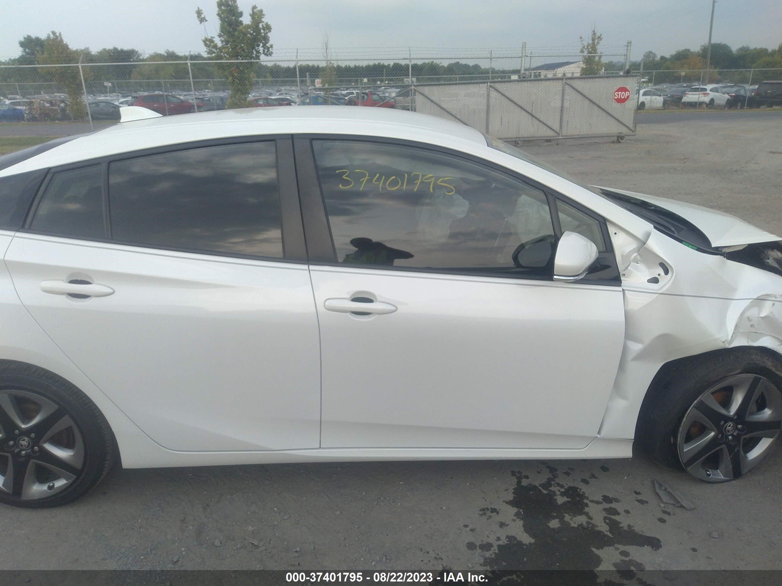 Photo 12 VIN: JTDKARFU8L3106445 - TOYOTA PRIUS 