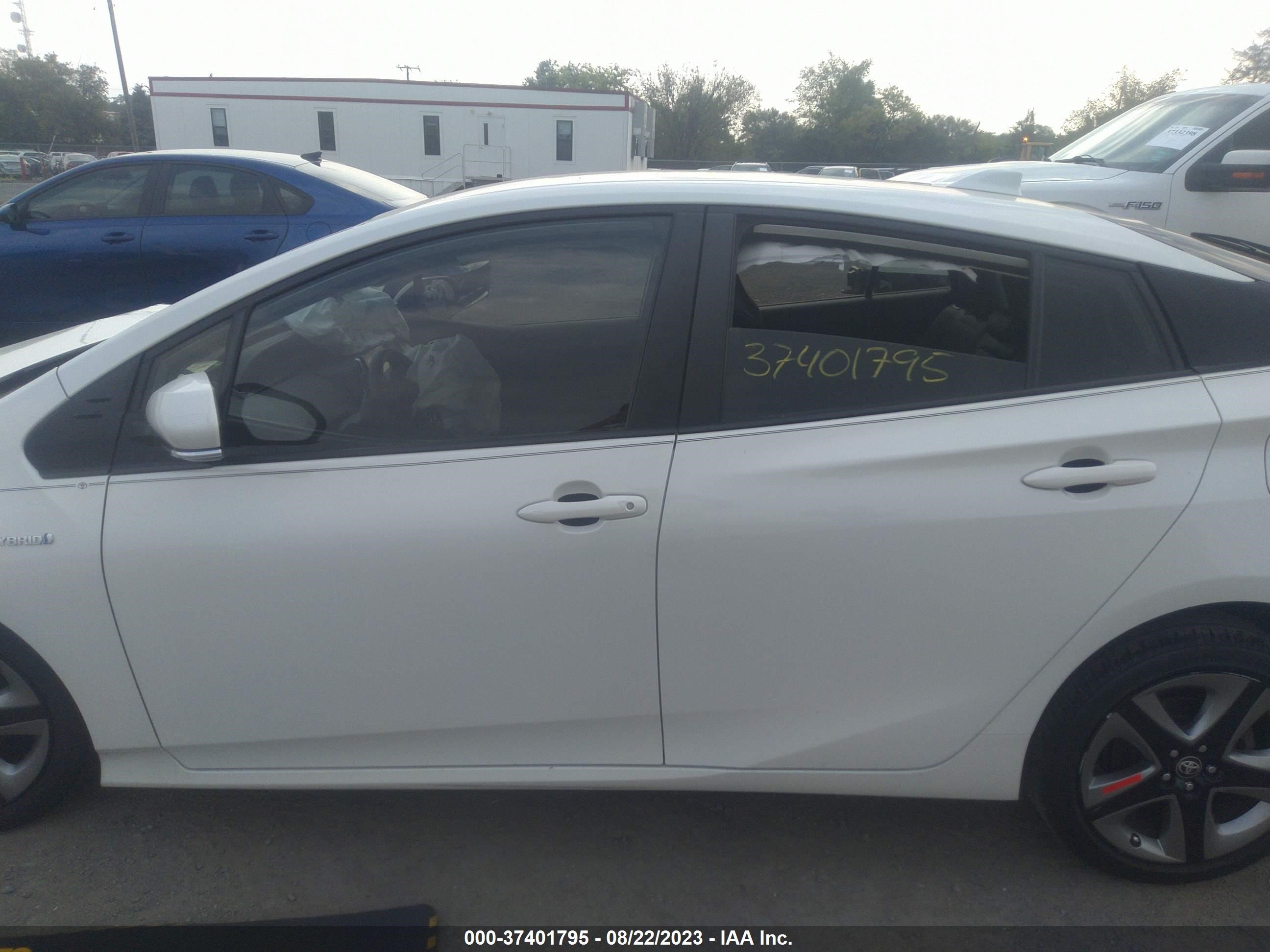 Photo 13 VIN: JTDKARFU8L3106445 - TOYOTA PRIUS 