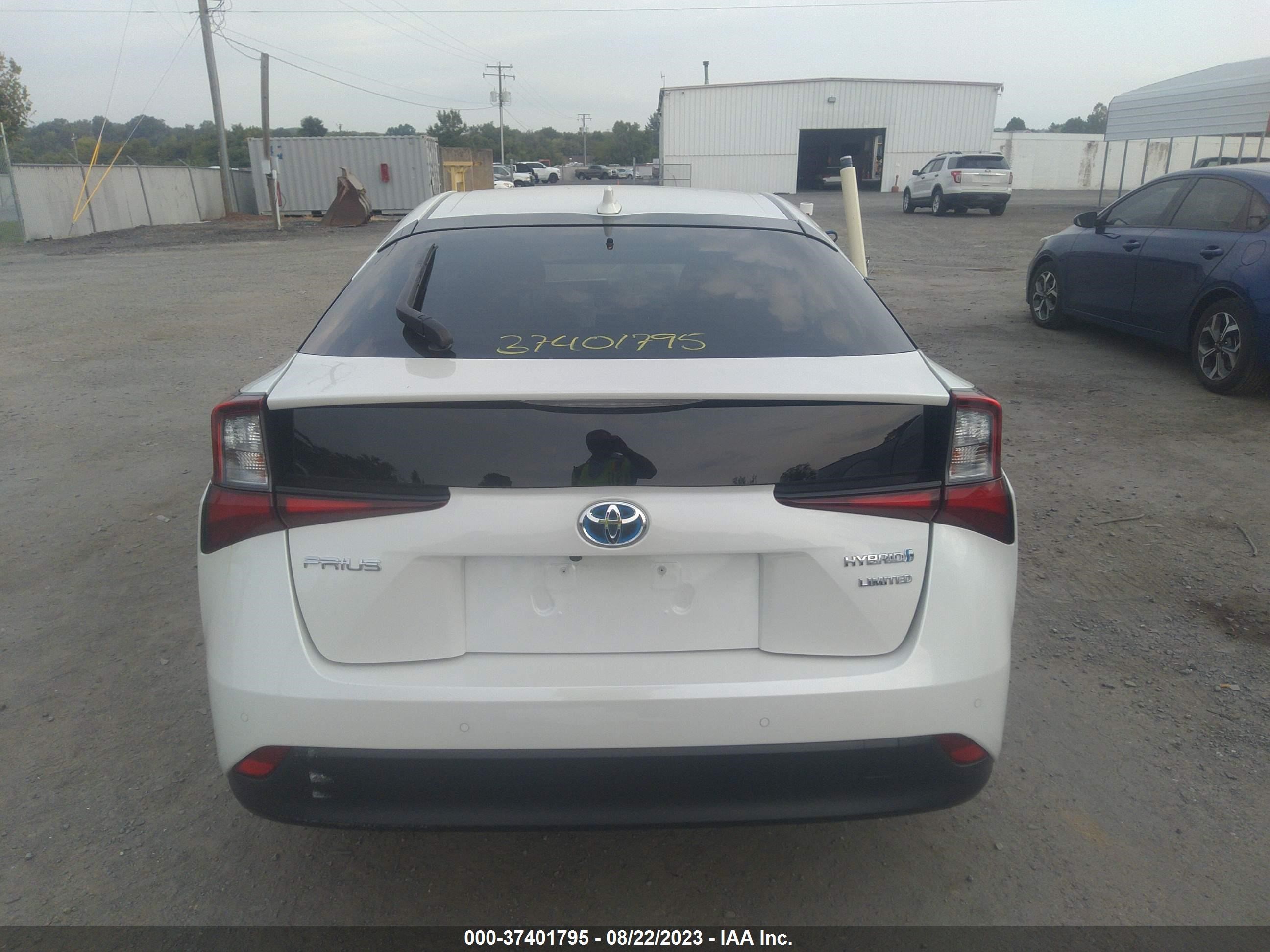 Photo 15 VIN: JTDKARFU8L3106445 - TOYOTA PRIUS 