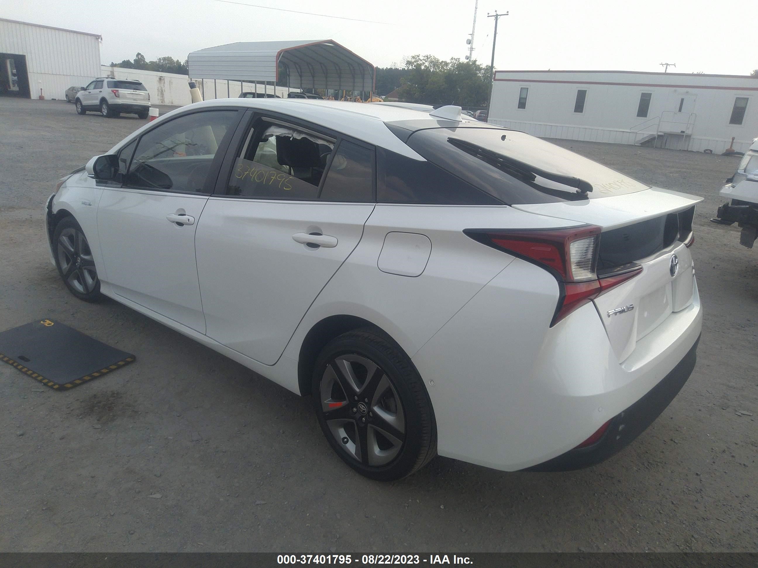 Photo 2 VIN: JTDKARFU8L3106445 - TOYOTA PRIUS 