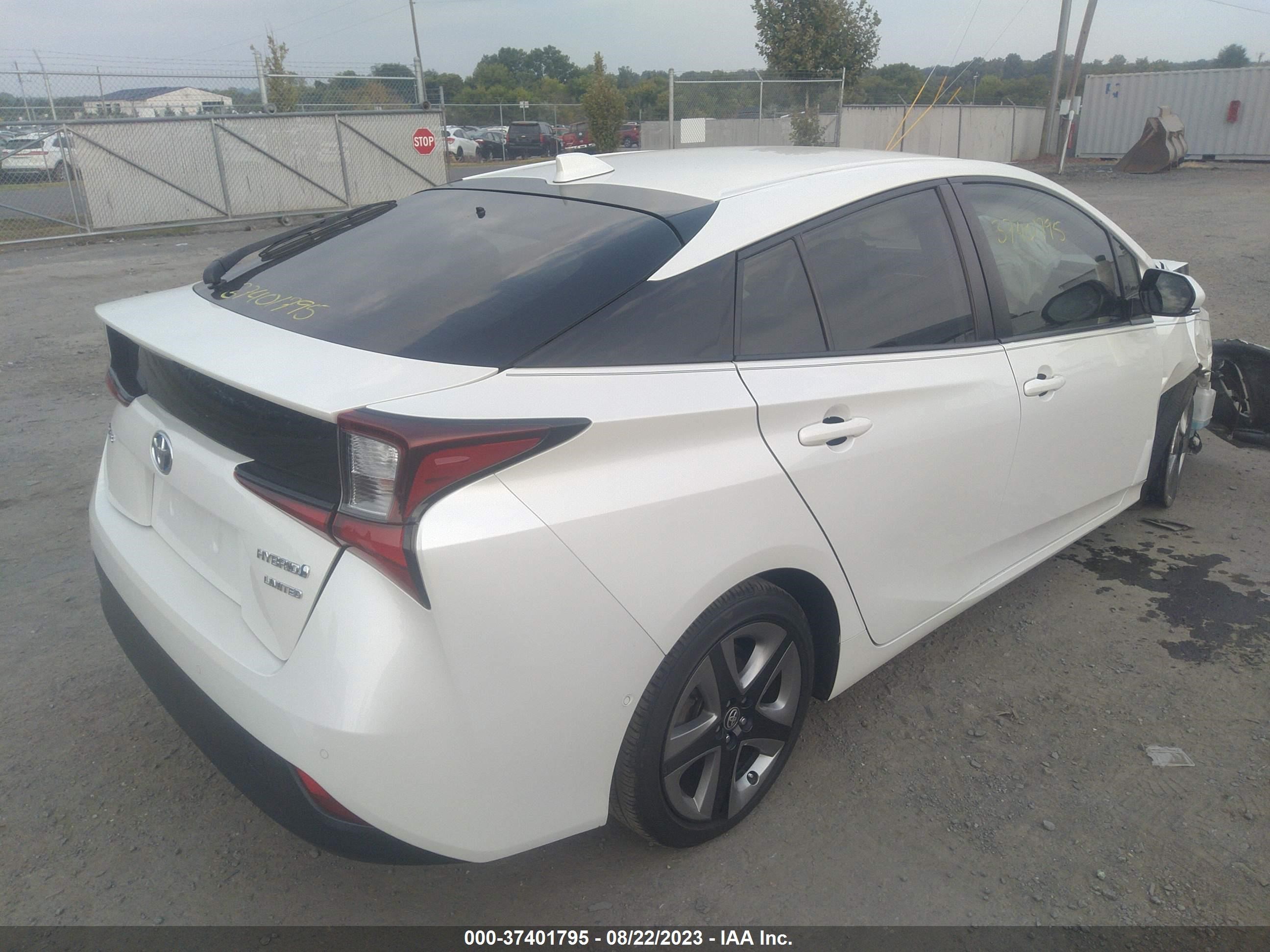 Photo 3 VIN: JTDKARFU8L3106445 - TOYOTA PRIUS 