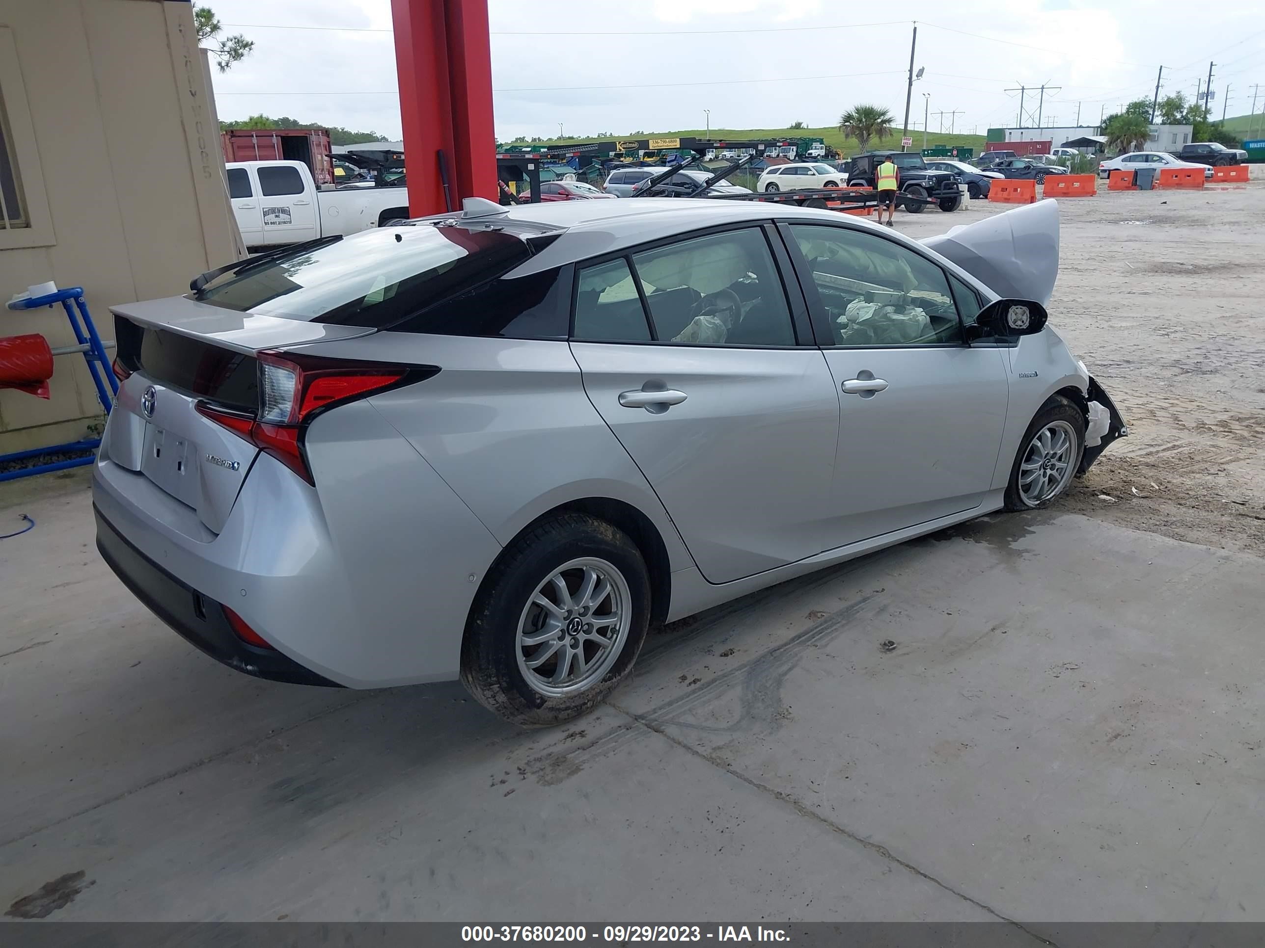 Photo 3 VIN: JTDKARFUXK3078226 - TOYOTA PRIUS 