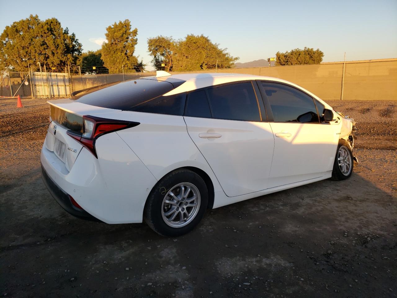 Photo 2 VIN: JTDKARFUXL3109959 - TOYOTA PRIUS 