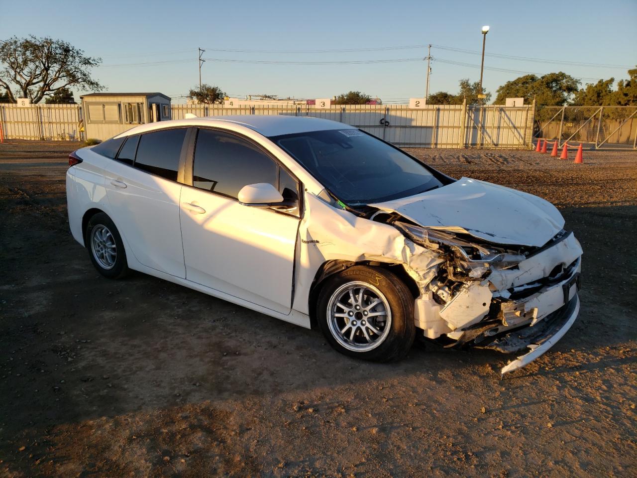 Photo 3 VIN: JTDKARFUXL3109959 - TOYOTA PRIUS 