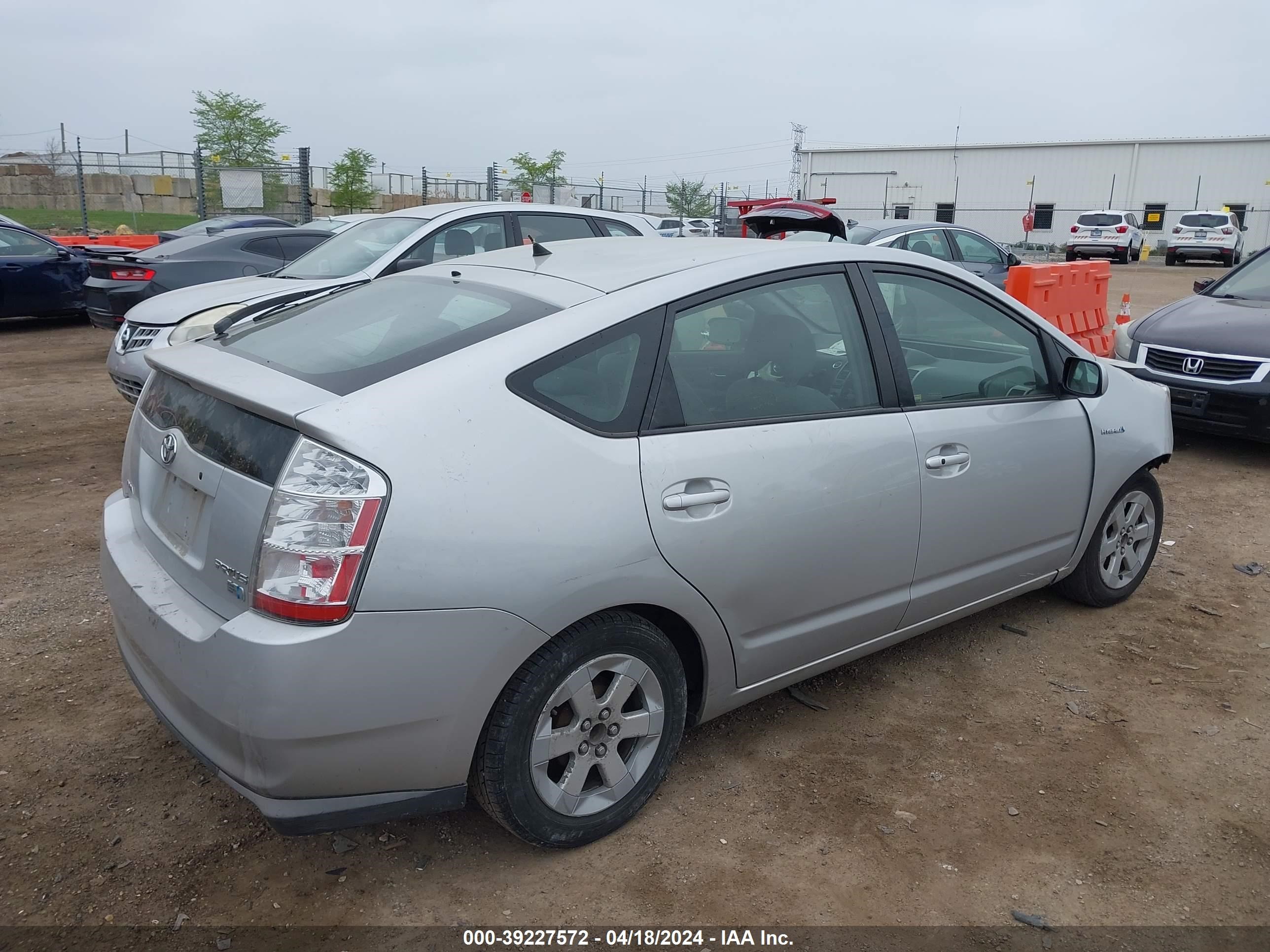 Photo 3 VIN: JTDKB20U287787103 - TOYOTA PRIUS 