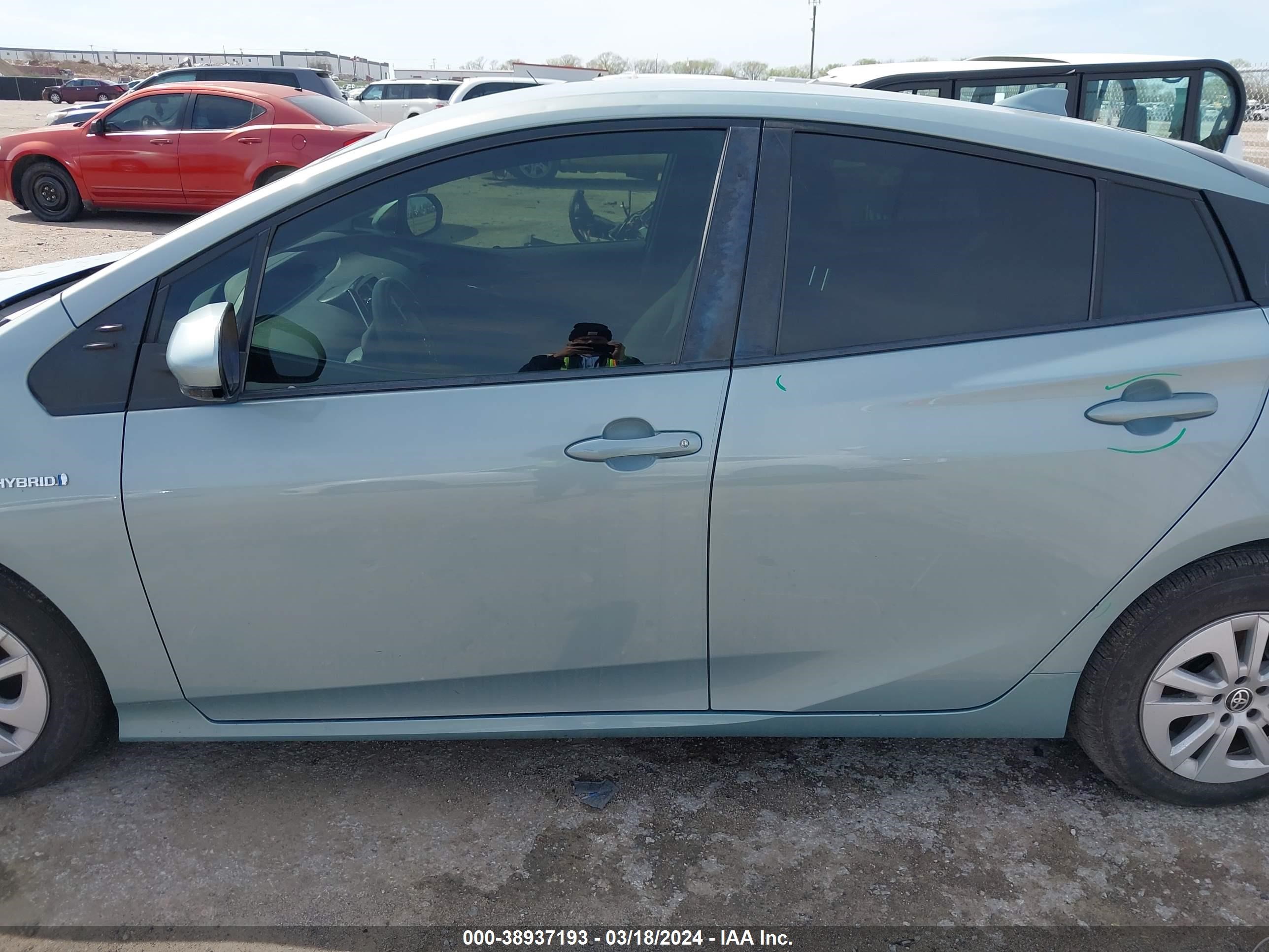 Photo 13 VIN: JTDKBRFU2G3523918 - TOYOTA PRIUS 