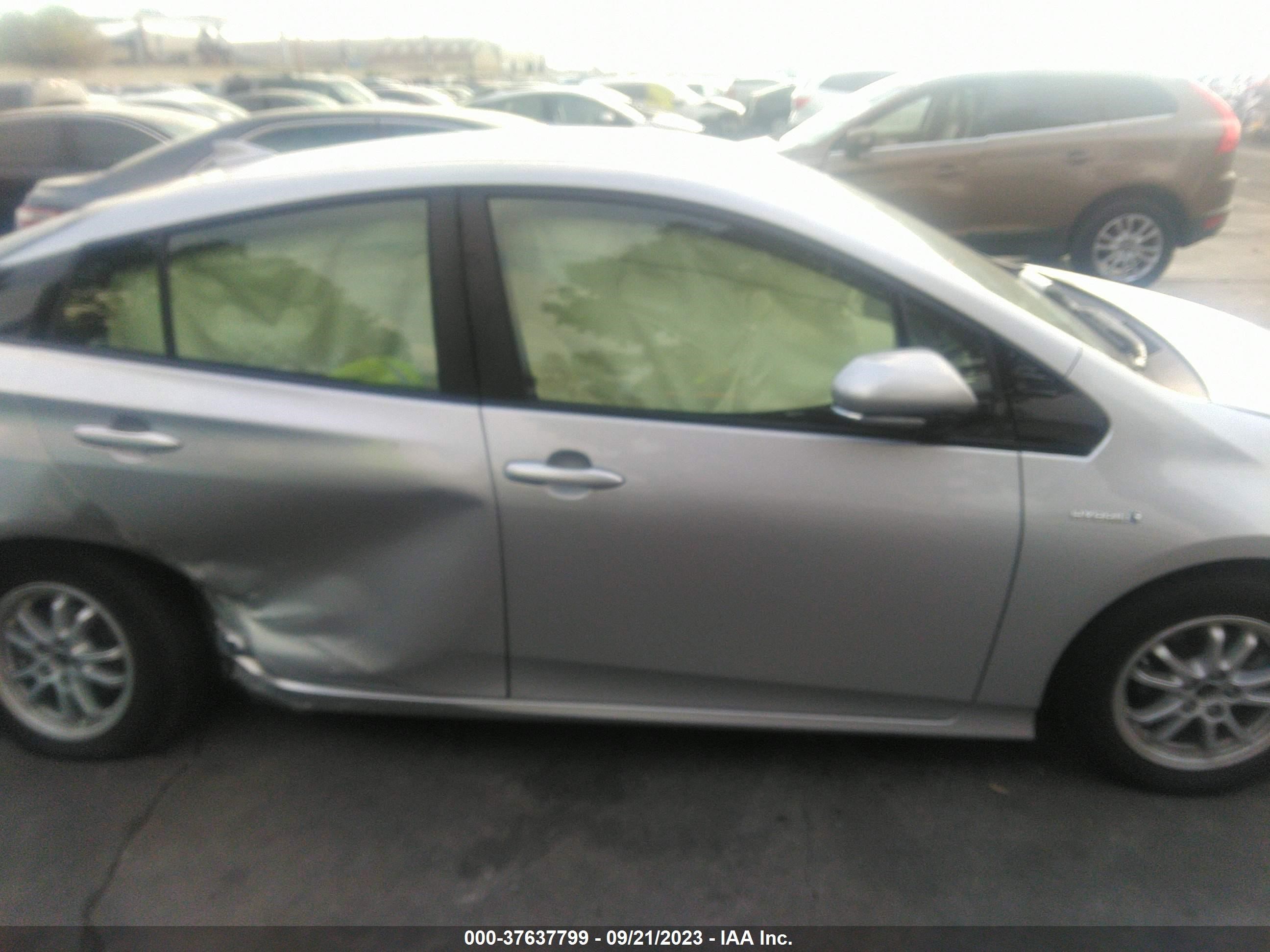 Photo 13 VIN: JTDKBRFU5J3600479 - TOYOTA PRIUS 